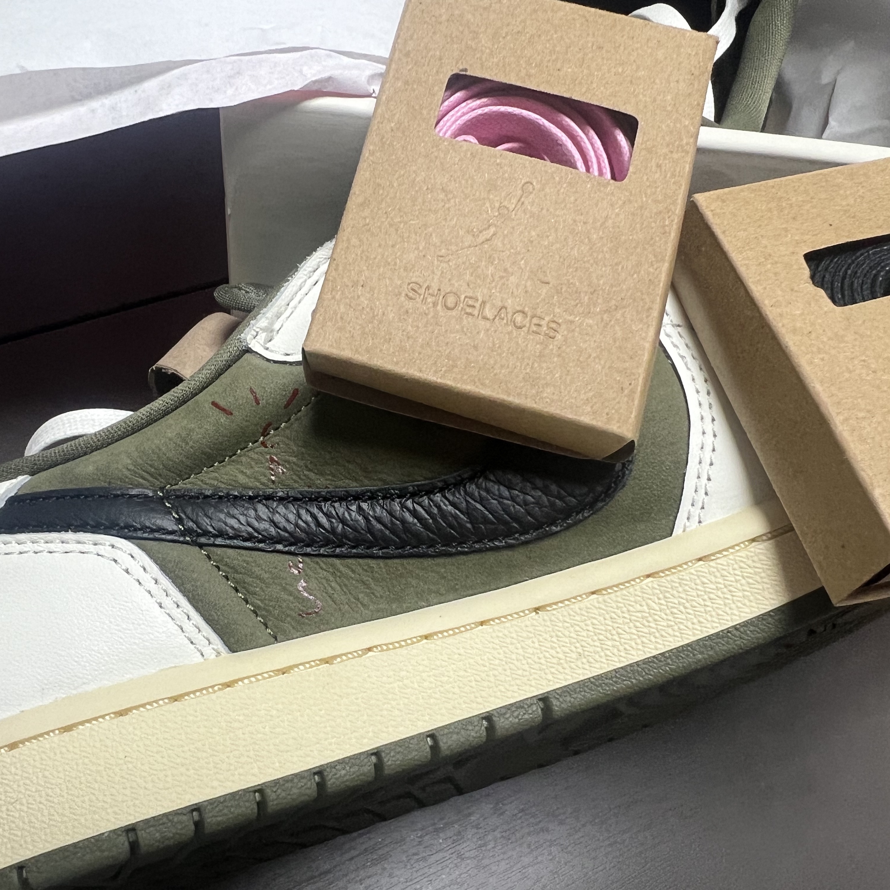 Jordan 1 x Travis Scott Retro Low OG SP Reverse Olive 착용 스타일 - 1