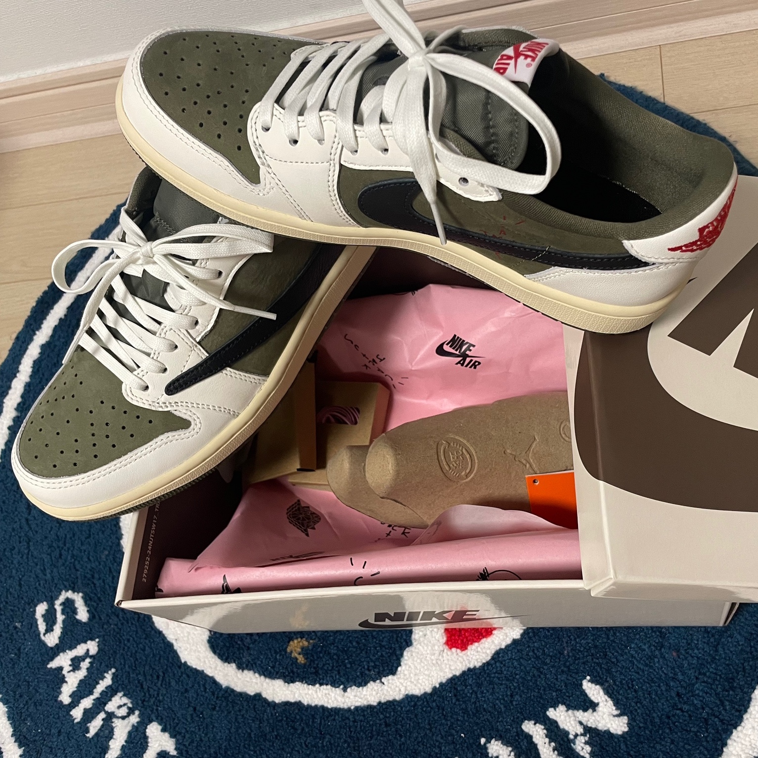 Jordan 1 x Travis Scott Retro Low OG SP Reverse Olive 착용 스타일 - 1
