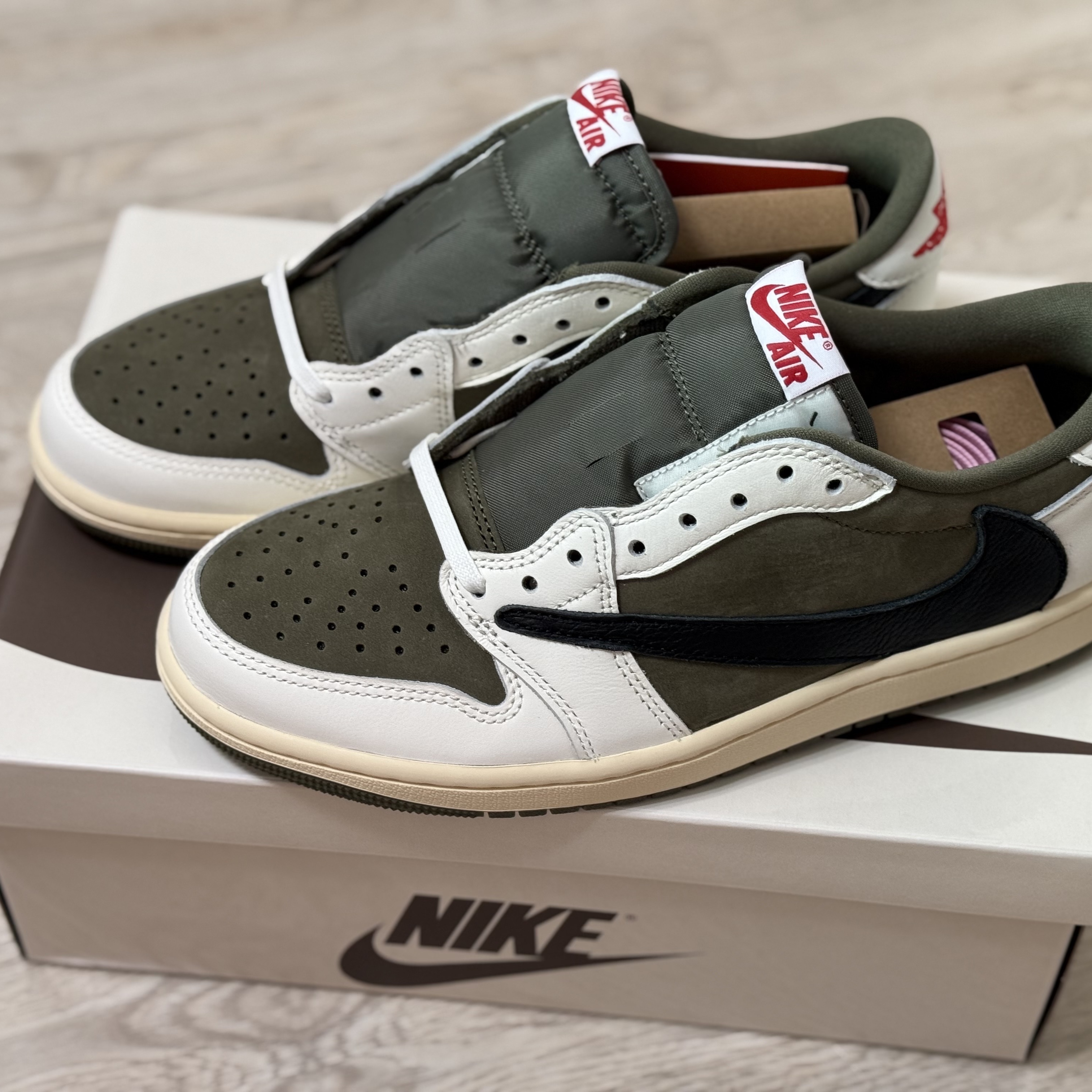 Jordan 1 x Travis Scott Retro Low OG SP Reverse Olive 착용 스타일 - 1
