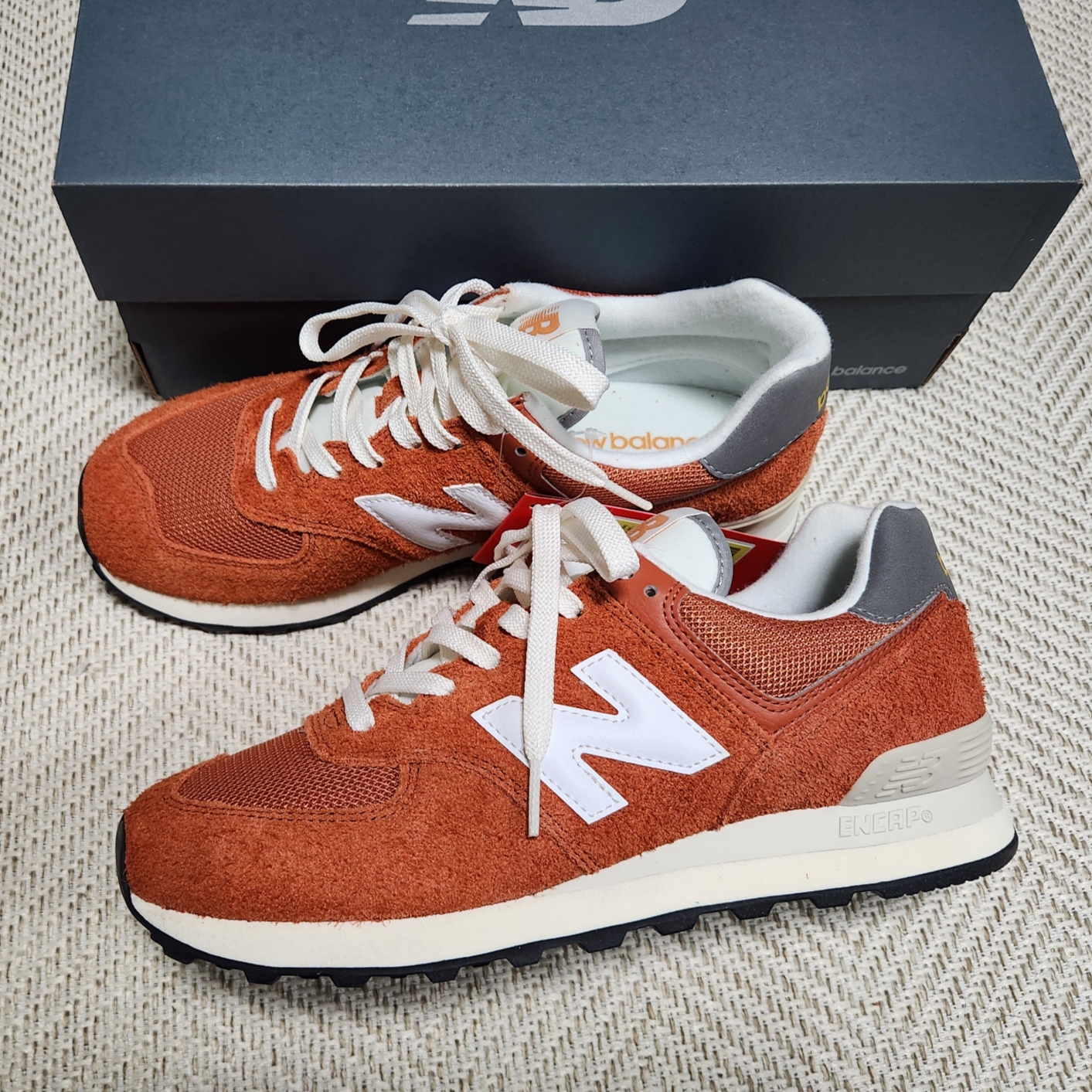 New Balance 574 Heritage Orange Burst White 착용 스타일