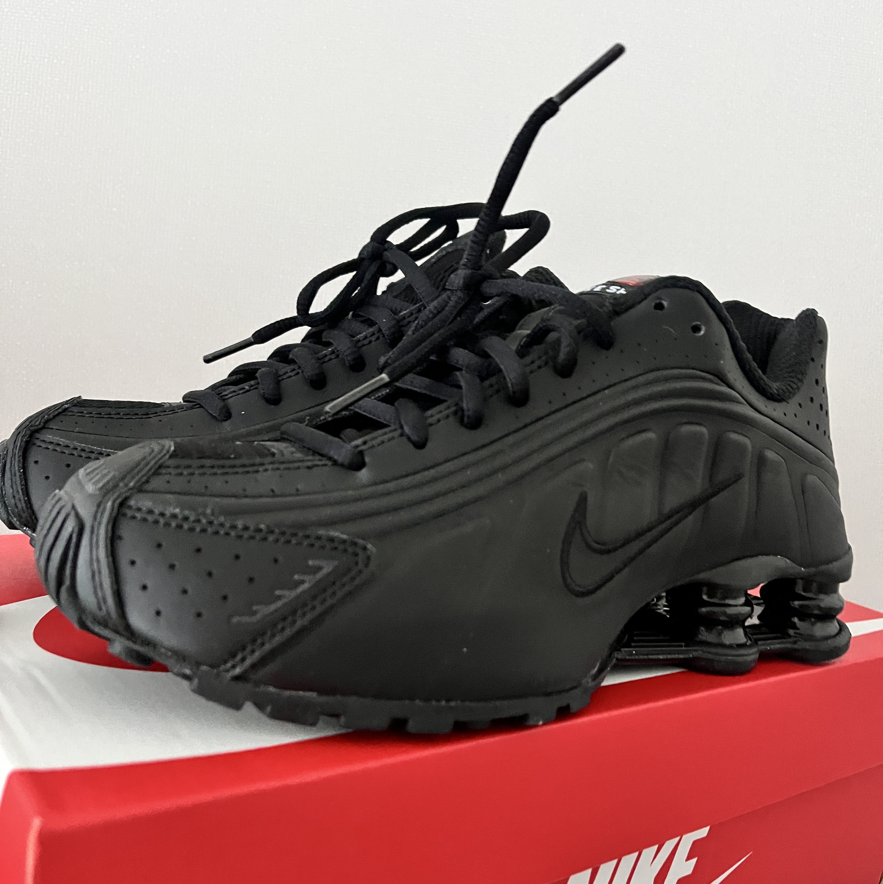 (W) Nike Shox R4 Black 착용 스타일 - 1