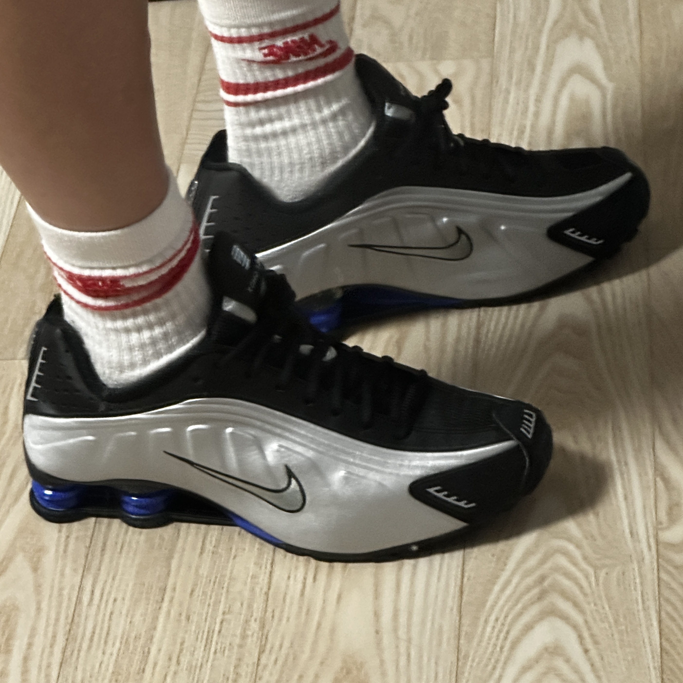 (W) Nike Shox R4 Metallic Silver and Black 착용 스타일 - 1