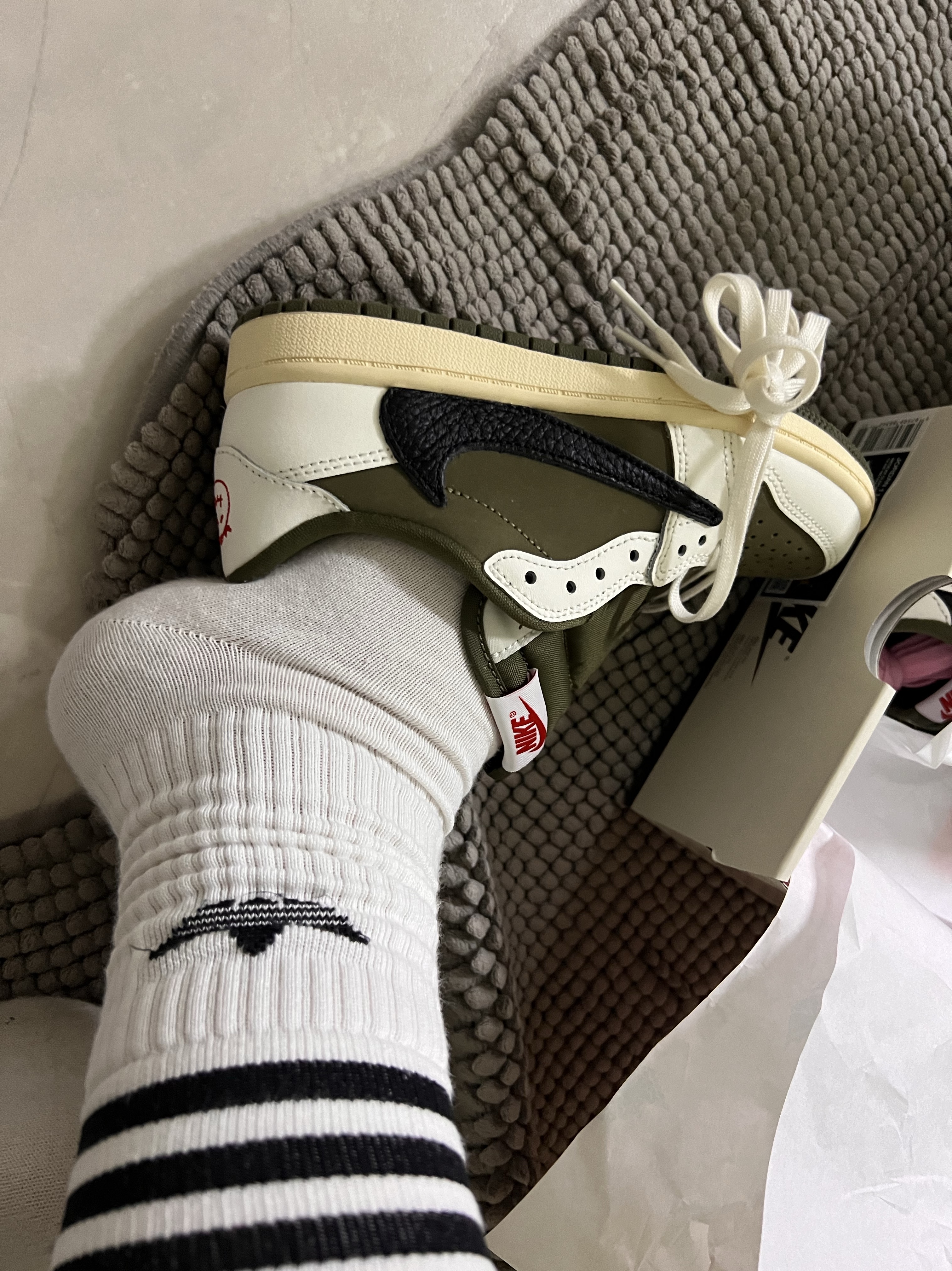 Jordan 1 x Travis Scott Retro Low OG SP Reverse Olive, (PS) Jordan 1 x Travis Scott Retro Low OG SP Reverse Olive 착용 스타일 - 4