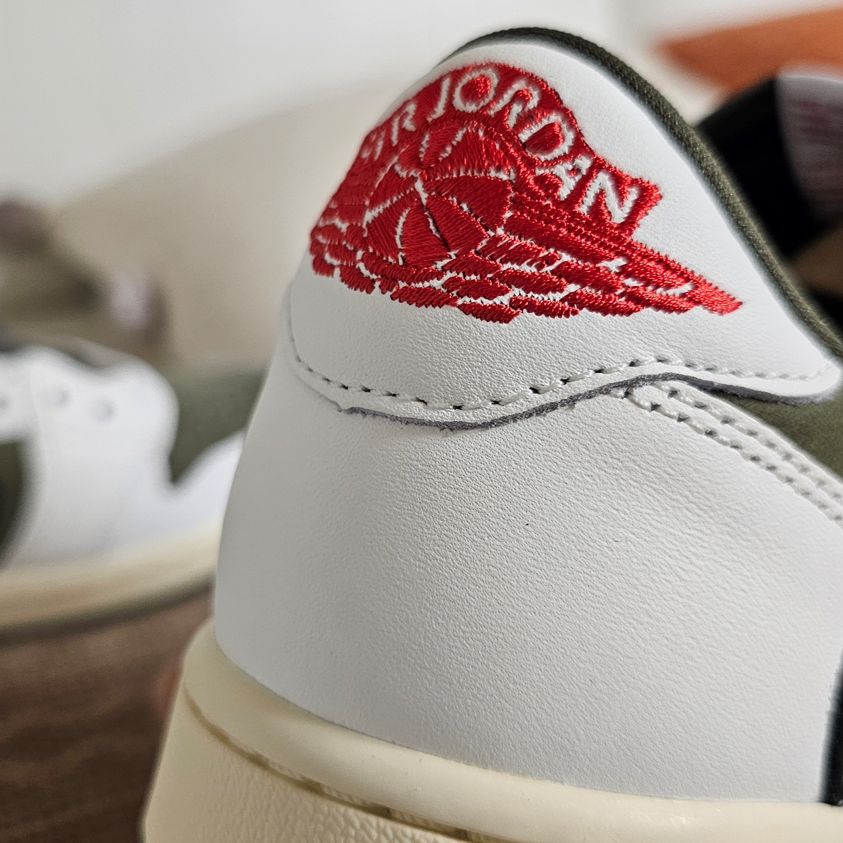 Jordan 1 x Travis Scott Retro Low OG SP Reverse Olive 착용 스타일 - 2