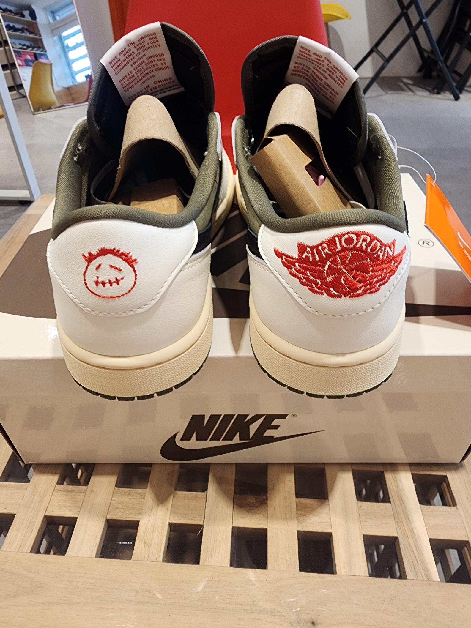 Jordan 1 x Travis Scott Retro Low OG SP Reverse Olive 착용 스타일 - 3