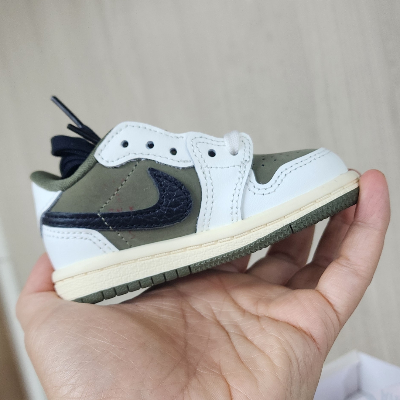 (TD) Jordan 1 x Travis Scott Retro Low OG SP Reverse Olive 착용 스타일 - 1