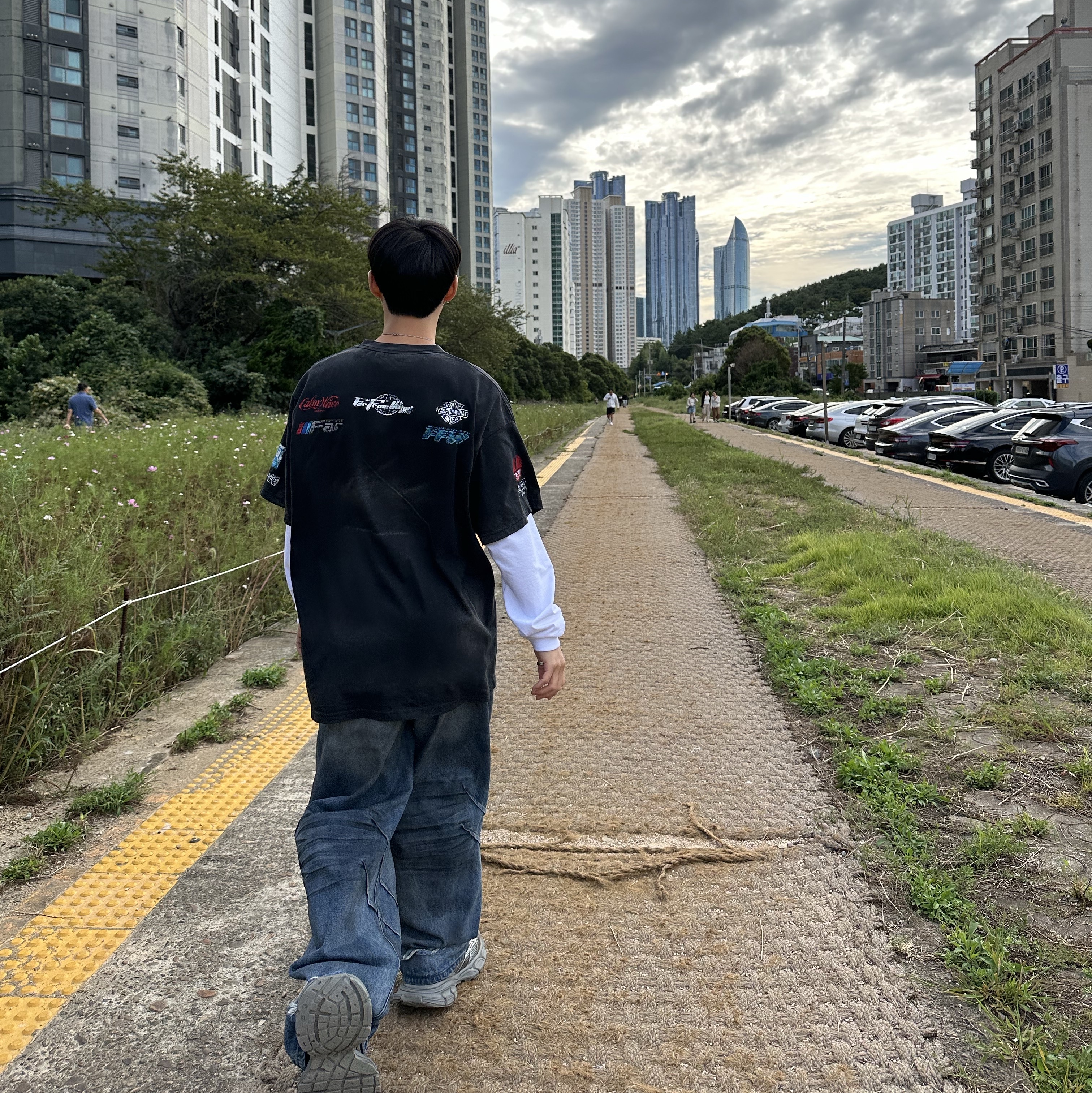 Farfromwhat Far Washed Sponsor Logo T-Shirt Black, Balenciaga 3XL Sneakers Grey Black 착용 스타일 - 1