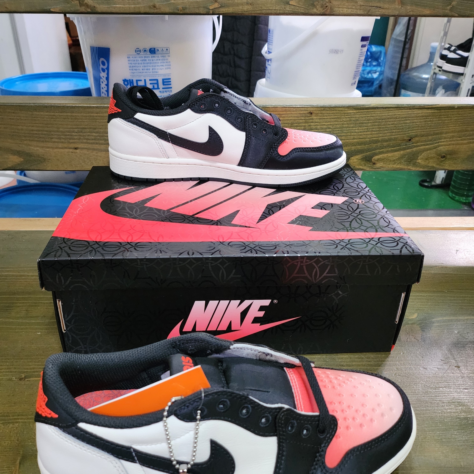 Jordan 1 x Paris Saint-Germain Retro Low OG Sail and Off Noir 착용 스타일 - 3