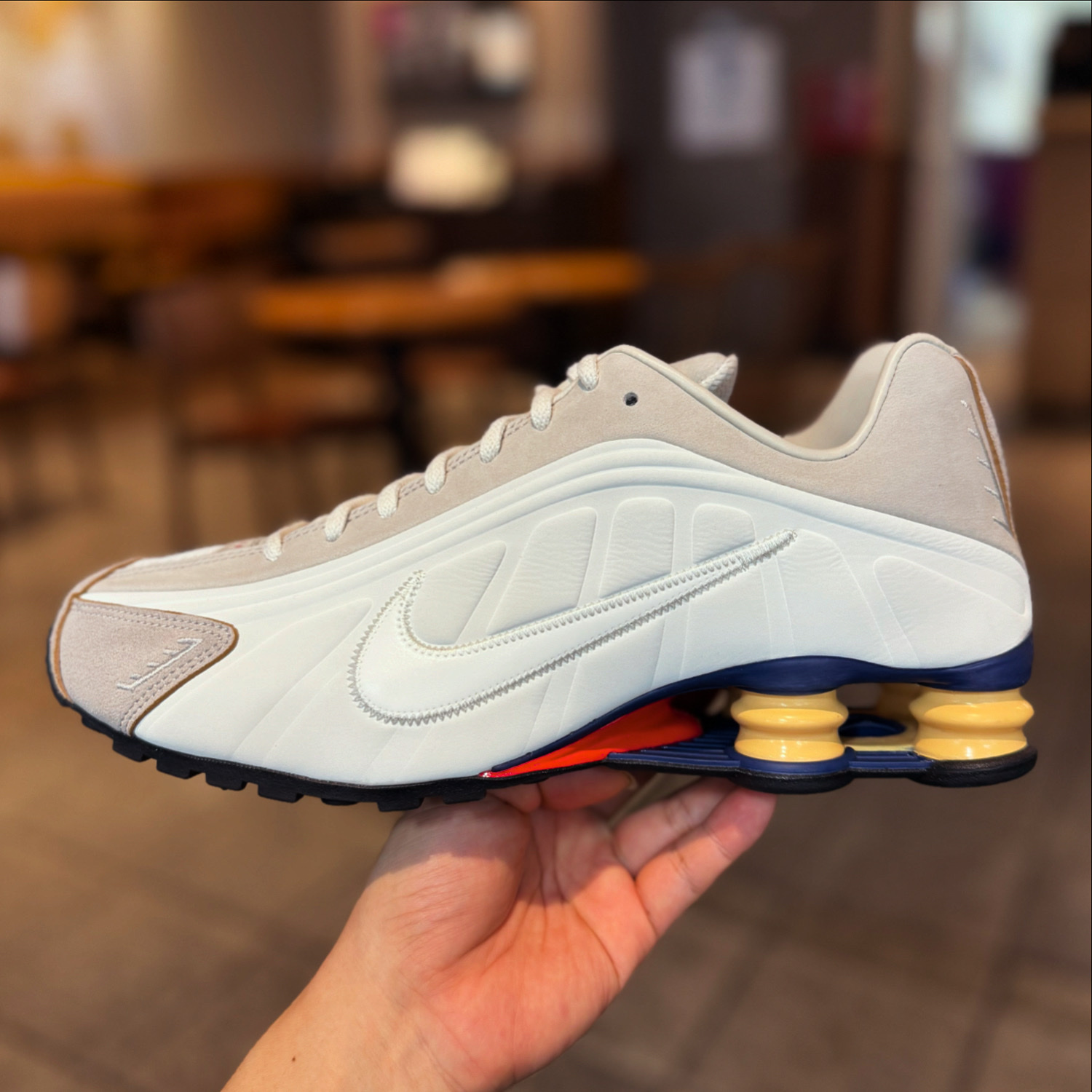 Nike Shox R4 PRM Light Iron Ore and Phantom 착용 스타일