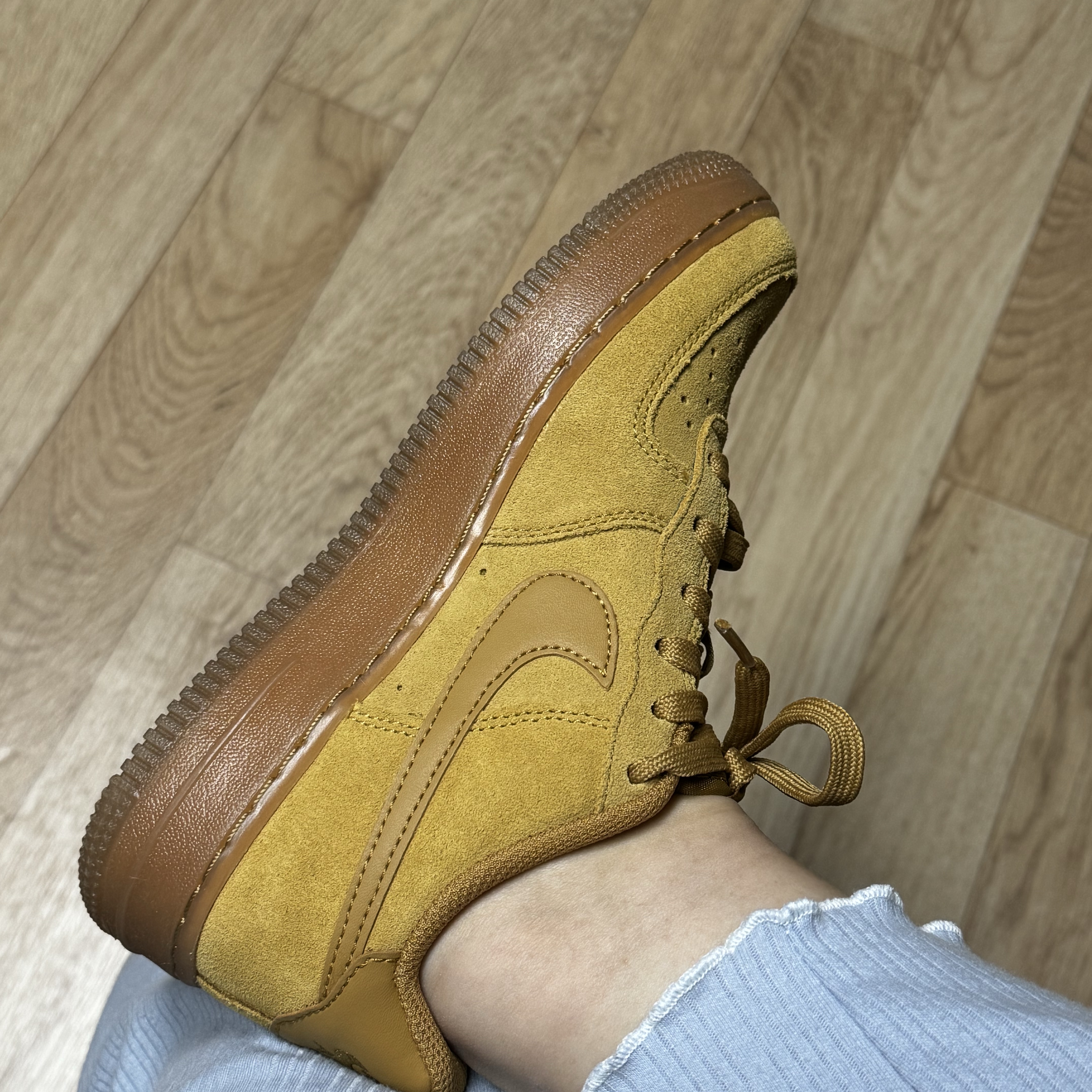 (GS) Nike Air Force 1 LV8 3 Wheat 착용 스타일 - 2