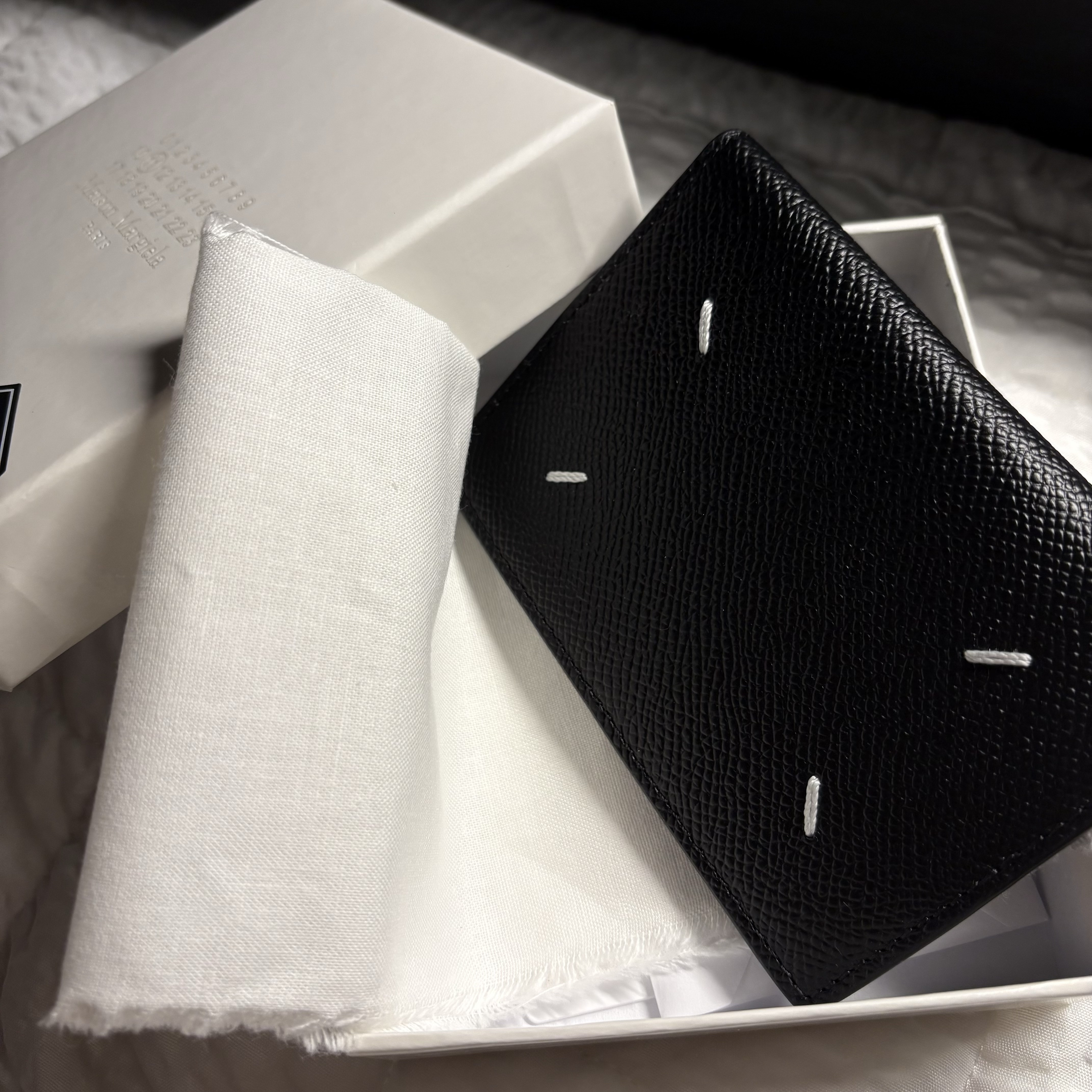 Maison Margiela Leather Bi-Fold Card Holder Black 착용 스타일