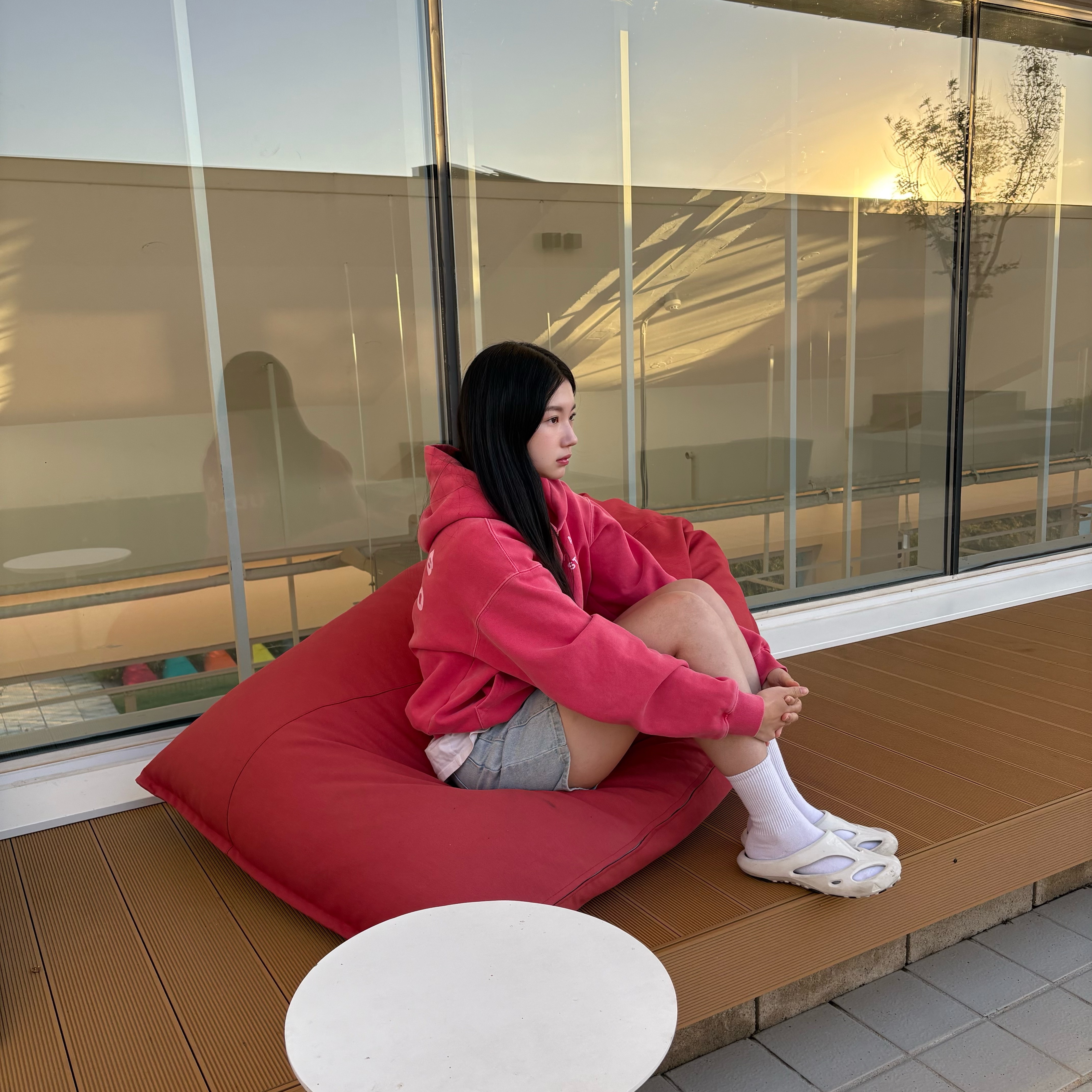 IAB Studio Pigment Hoodie Coral 착용 스타일 - 1
