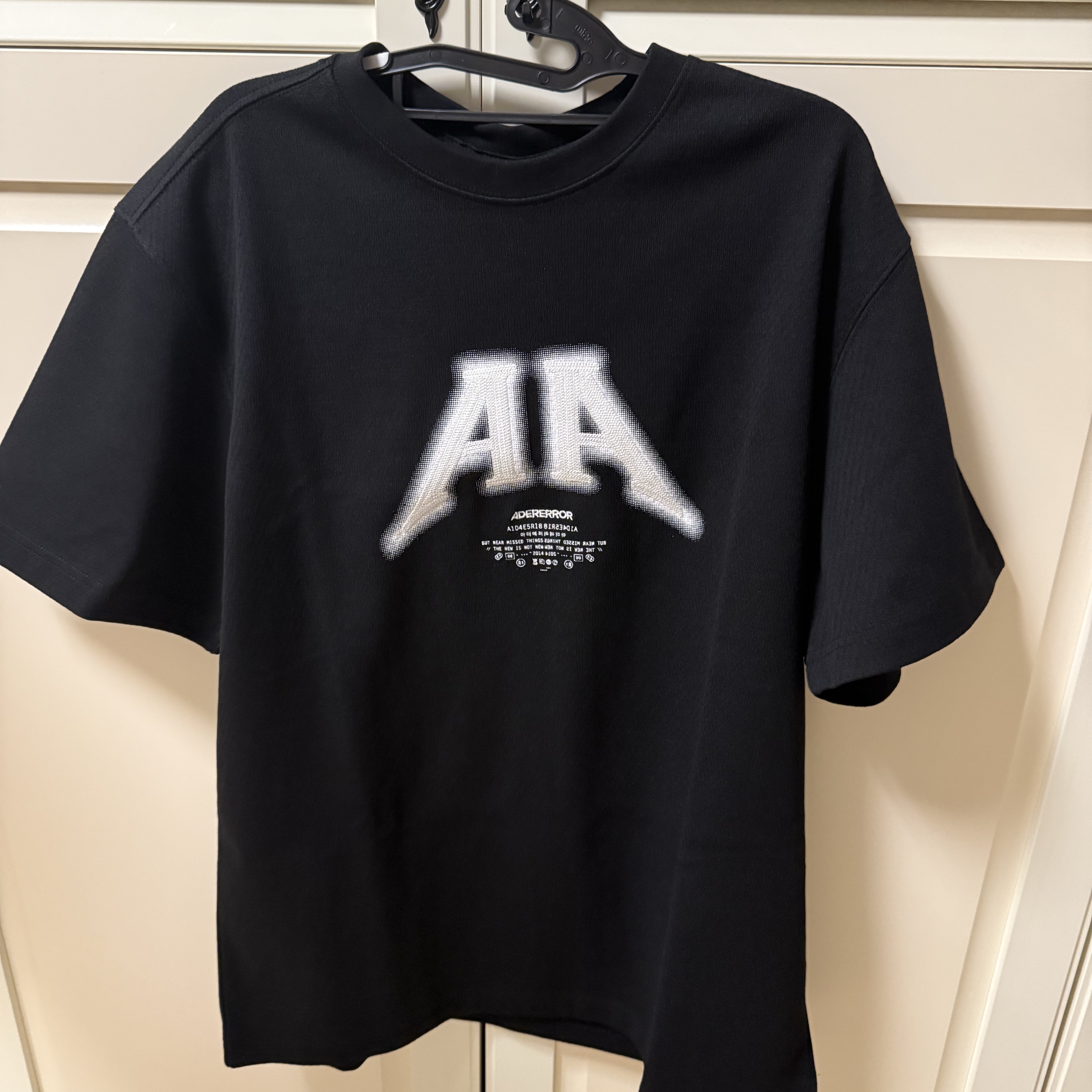 Ader Error Nolc Logo T-Shirt Noir 착용 스타일