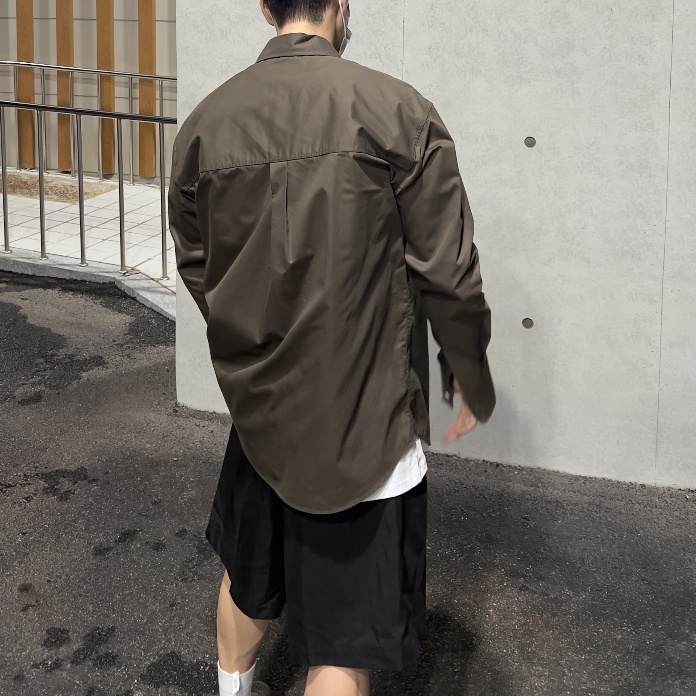 Oakley Factory Team x Brain Dead Flesh Sandal Iron Brown Grey, Oakley Factory Team x Brain Dead Flesh Sage Sand 착용 스타일 - 4