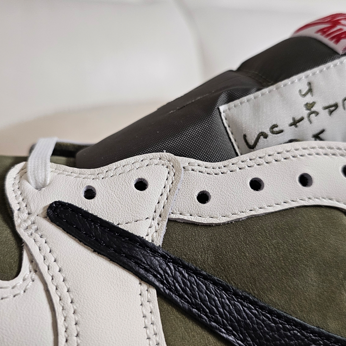 Jordan 1 x Travis Scott Retro Low OG SP Reverse Olive 착용 스타일 - 3