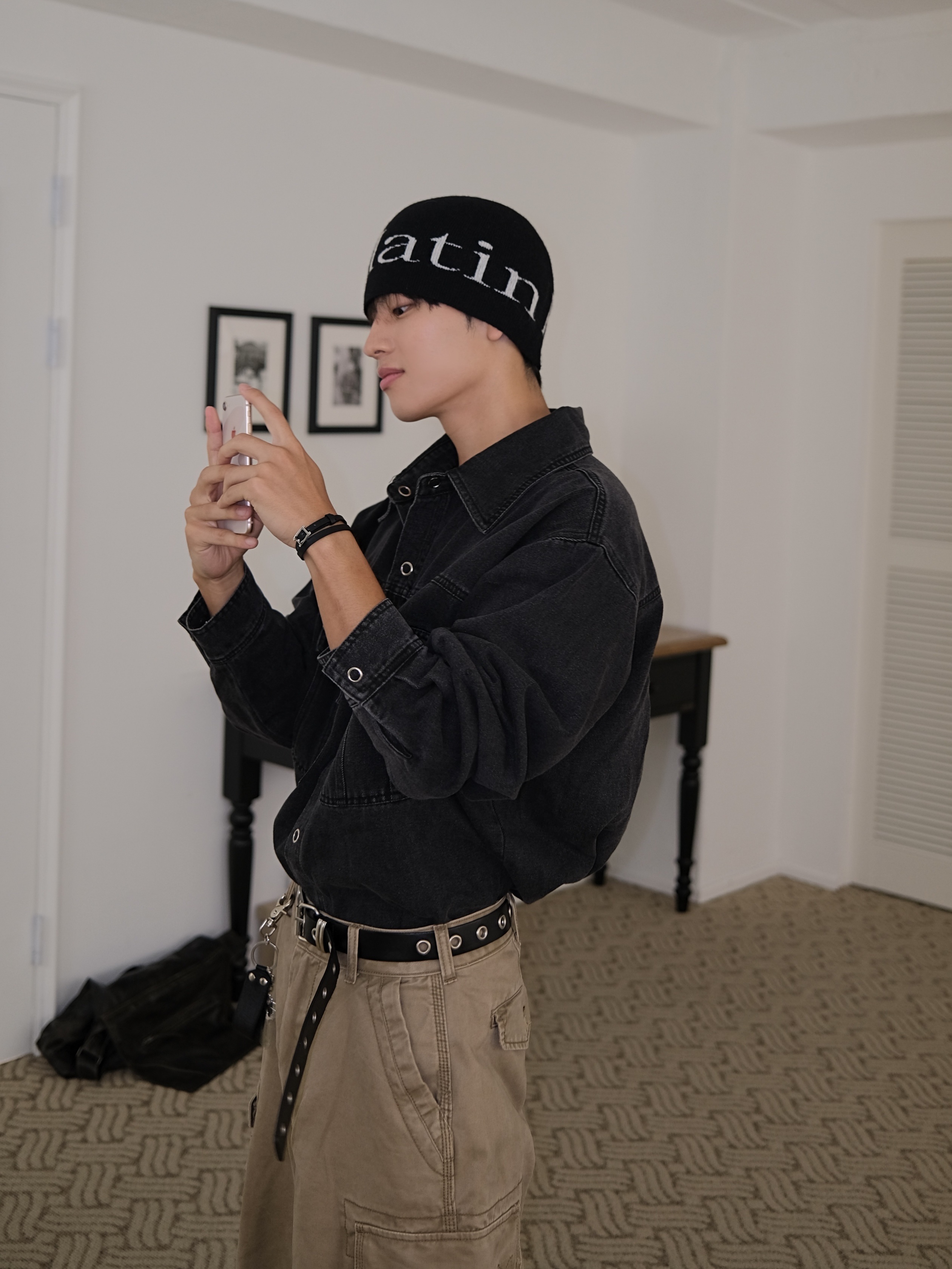 Matin Kim Logo Jacquard Short Beanie Black 착용 스타일 - 1