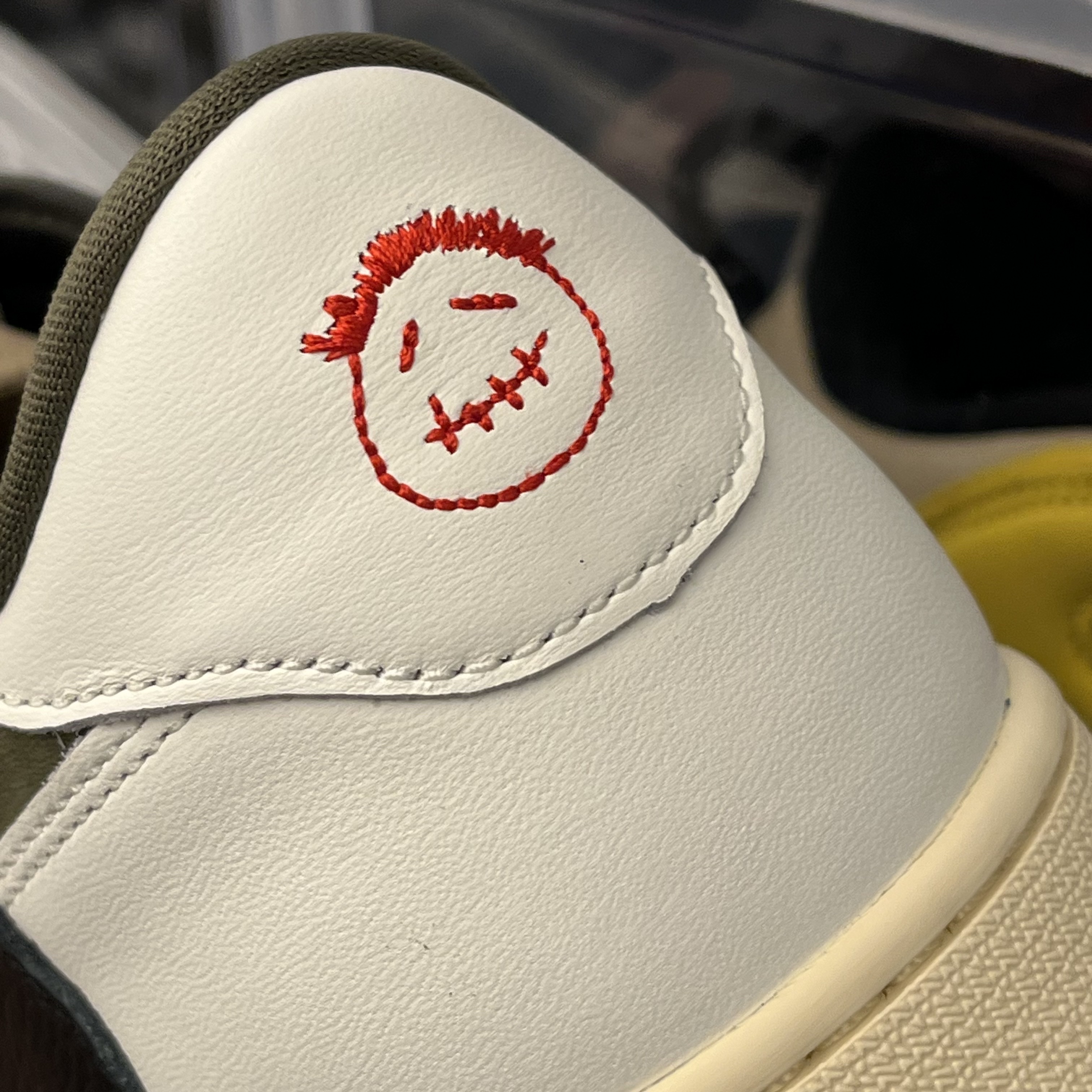 Jordan 1 x Travis Scott Retro Low OG SP Reverse Olive 착용 스타일 - 1
