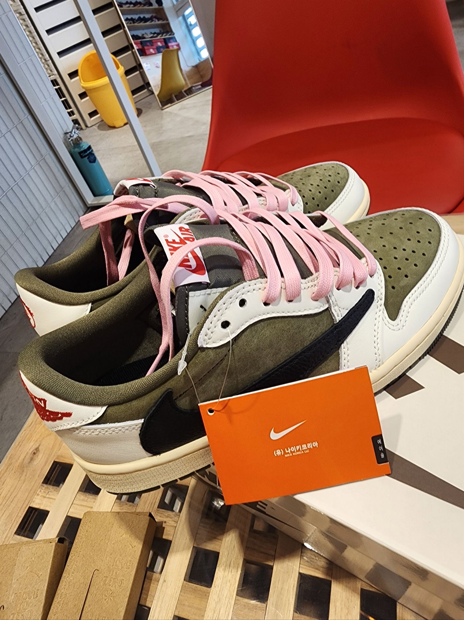 Jordan 1 x Travis Scott Retro Low OG SP Reverse Olive 착용 스타일 - 2