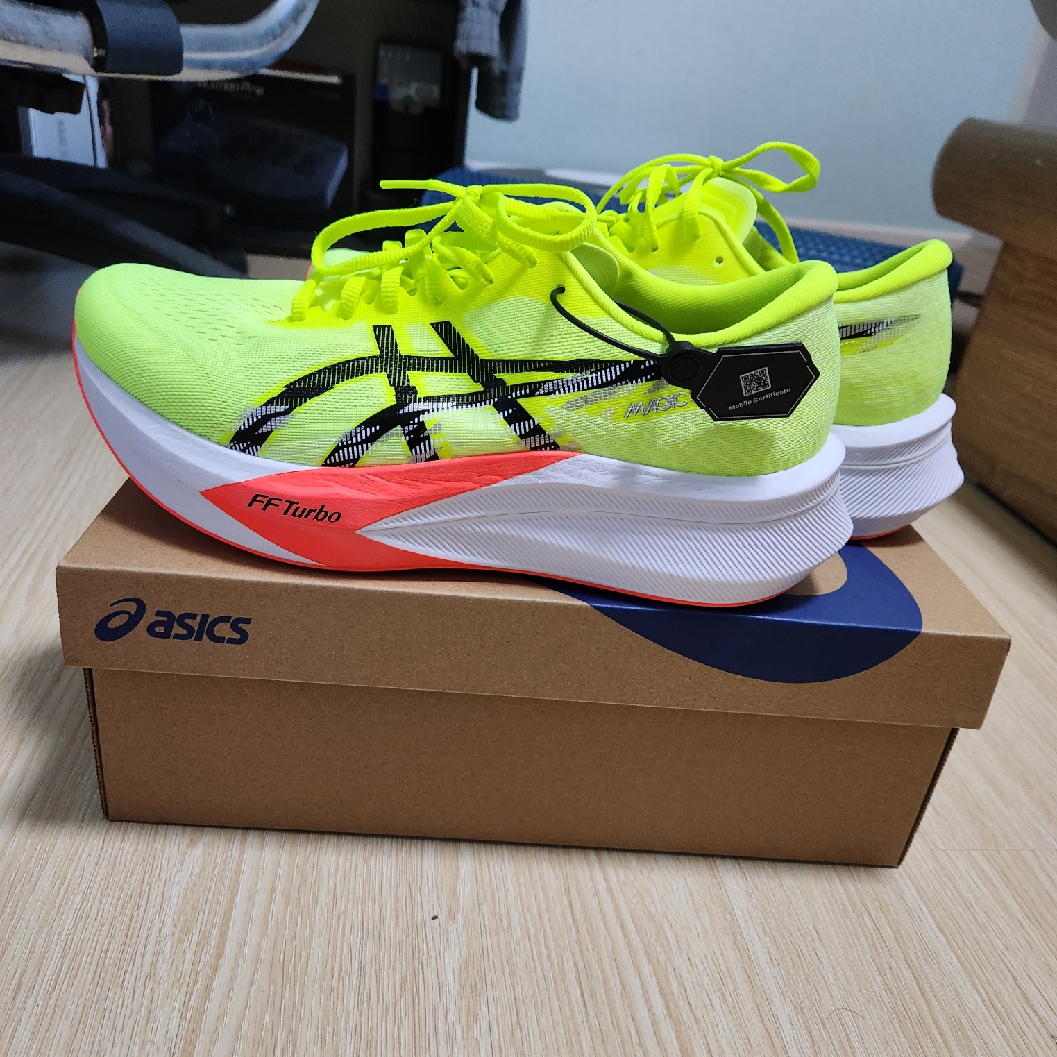 Asics Magic Speed 4 Safety Yellow Black - 2E Wide 착용 스타일