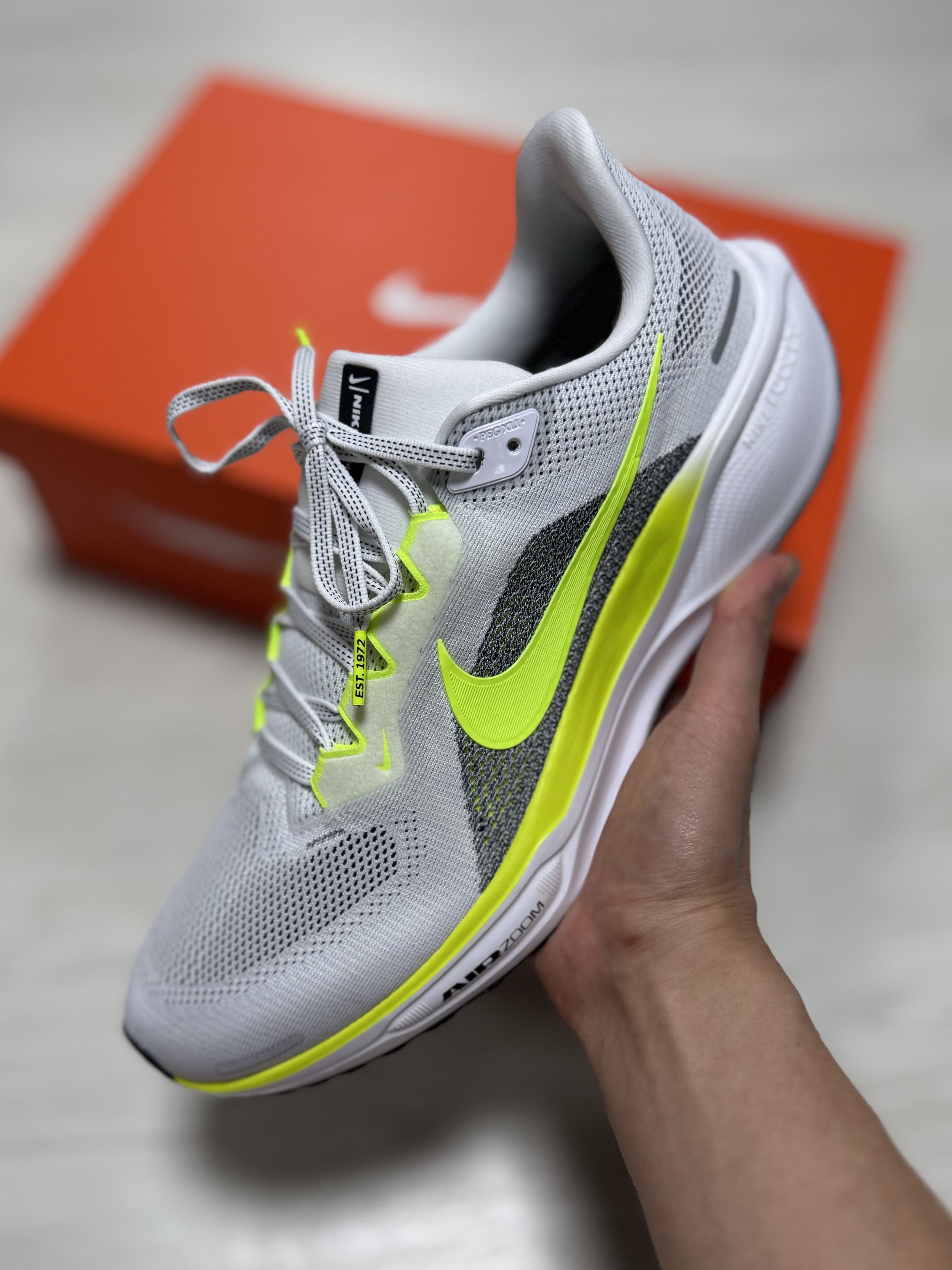 Nike Air Zoom Pegasus 41 White Black Volt 착용 스타일