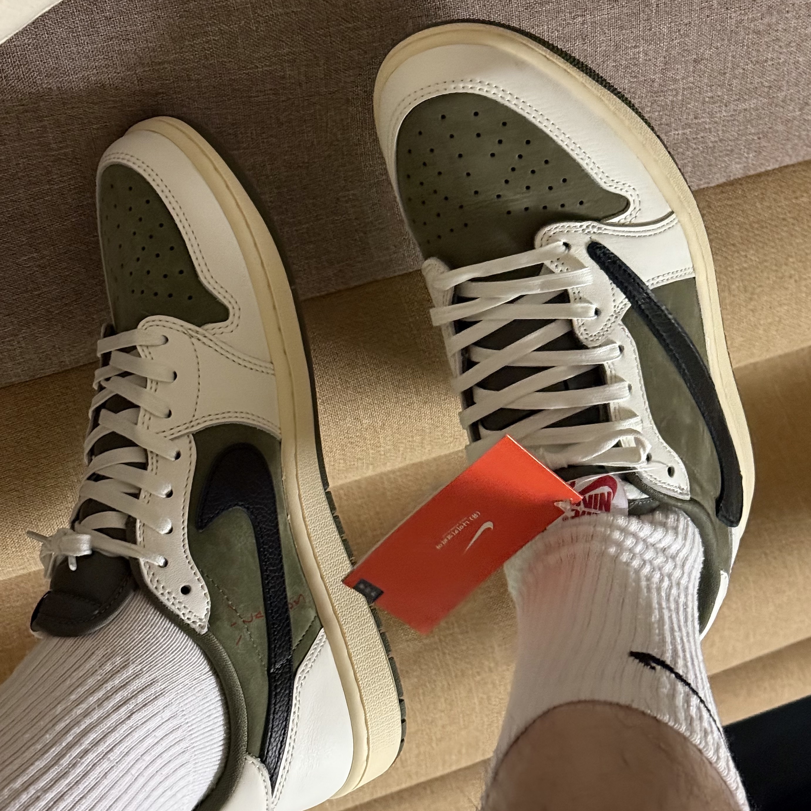 Jordan 1 x Travis Scott Retro Low OG SP Reverse Olive 착용 스타일