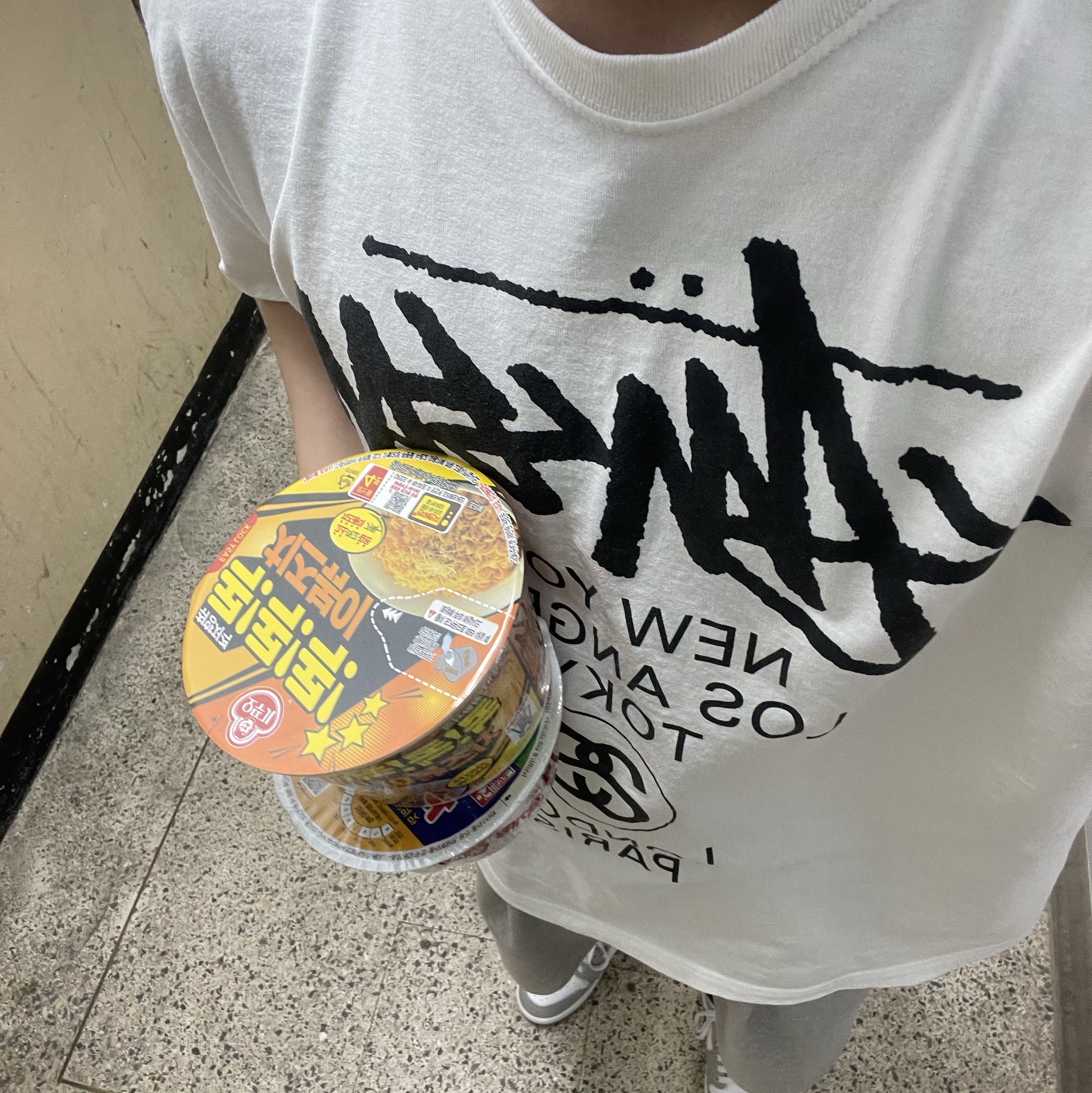 Stussy World Tour T-Shirt White 2024,2025 착용 스타일 - 1