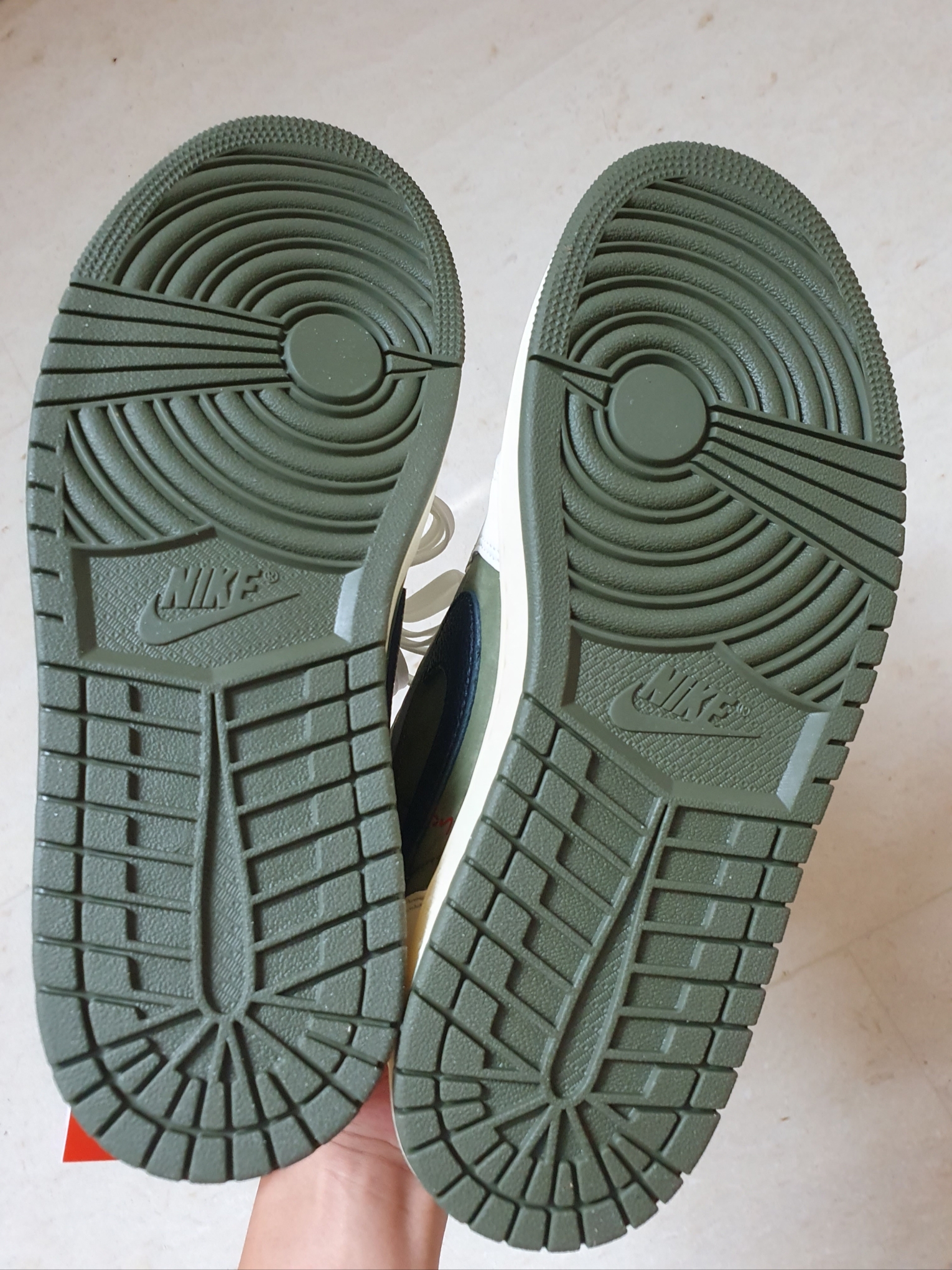 Jordan 1 x Travis Scott Retro Low OG SP Reverse Olive 착용 스타일 - 5
