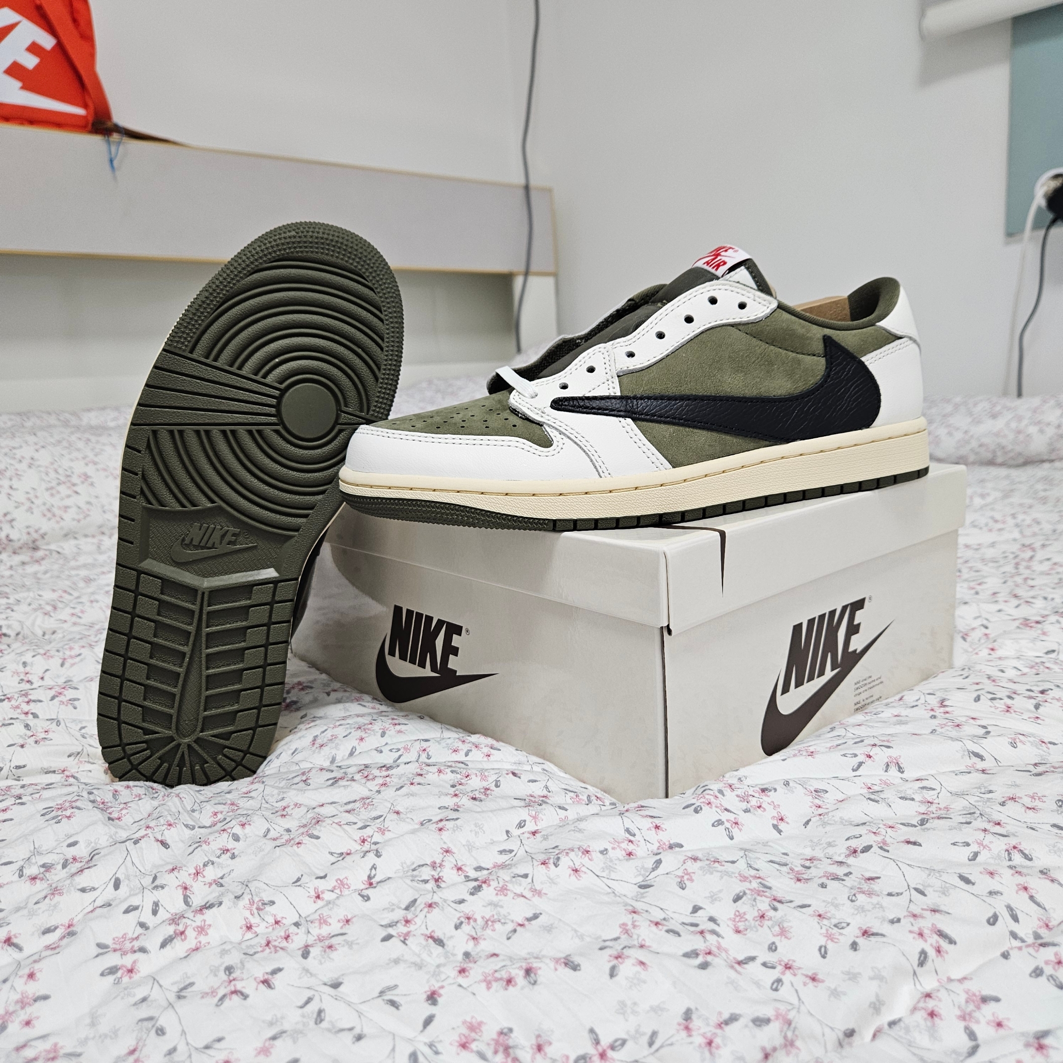 Jordan 1 x Travis Scott Retro Low OG SP Reverse Olive 착용 스타일 - 2
