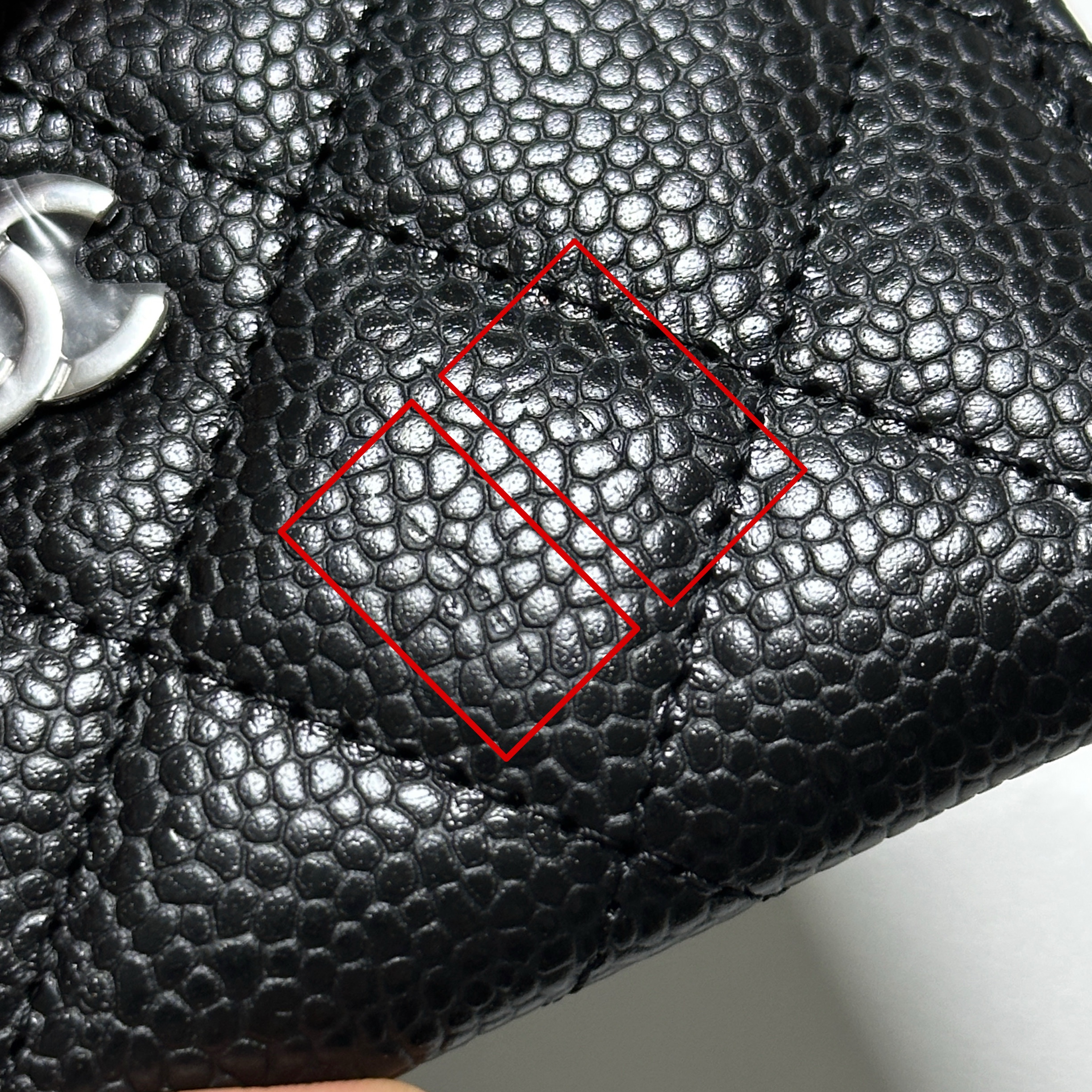 Chanel Classic Card Holder Grained Calfskin & Silver Black 착용 스타일