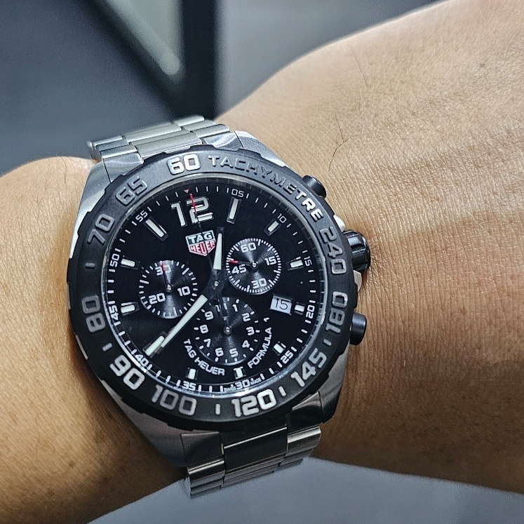 TAG Heuer Formula 1 Quartz Chronograph Steel Black 착용 스타일 - 2