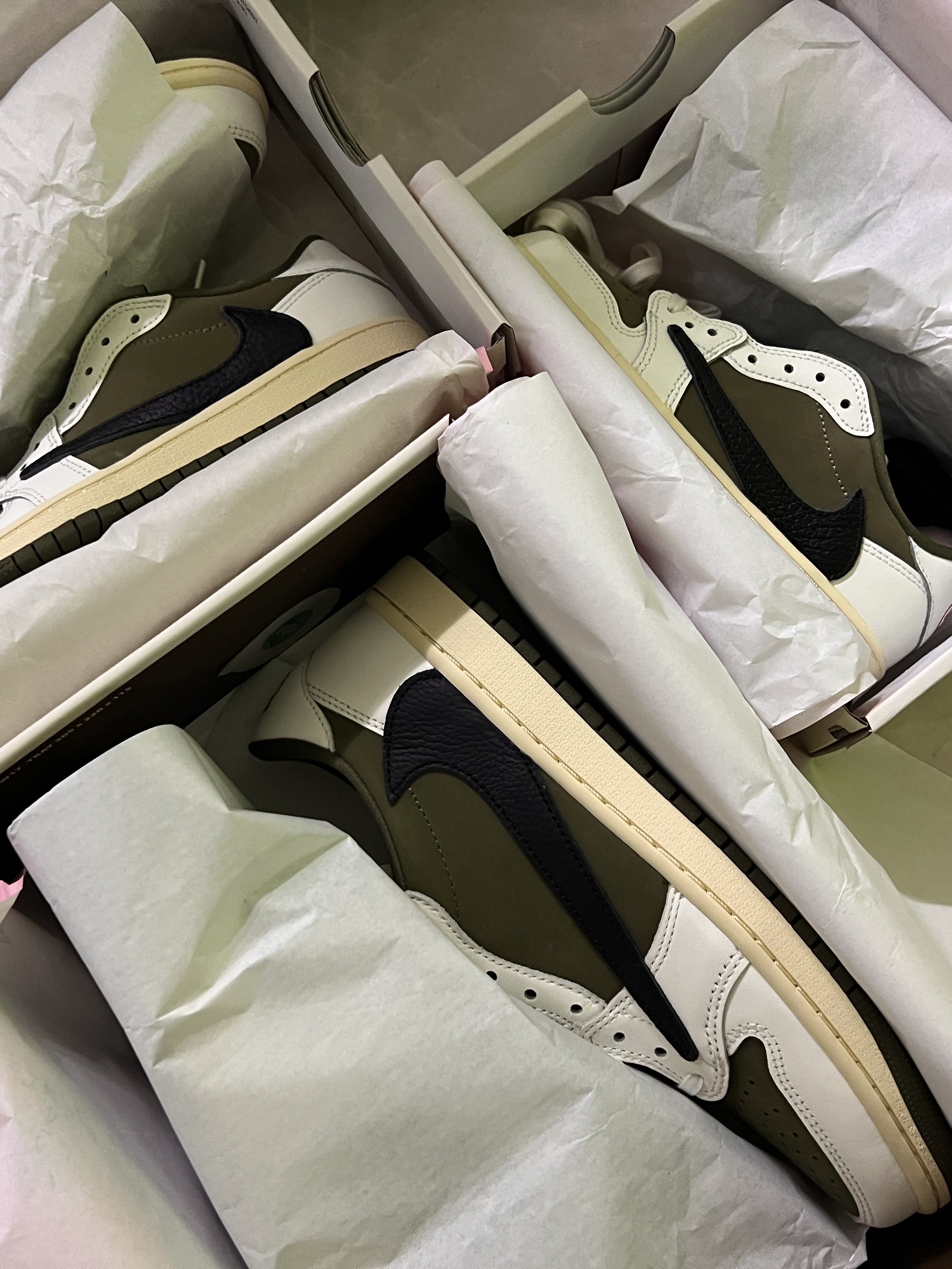 Jordan 1 x Travis Scott Retro Low OG SP Reverse Olive, (PS) Jordan 1 x Travis Scott Retro Low OG SP Reverse Olive 착용 스타일 - 2