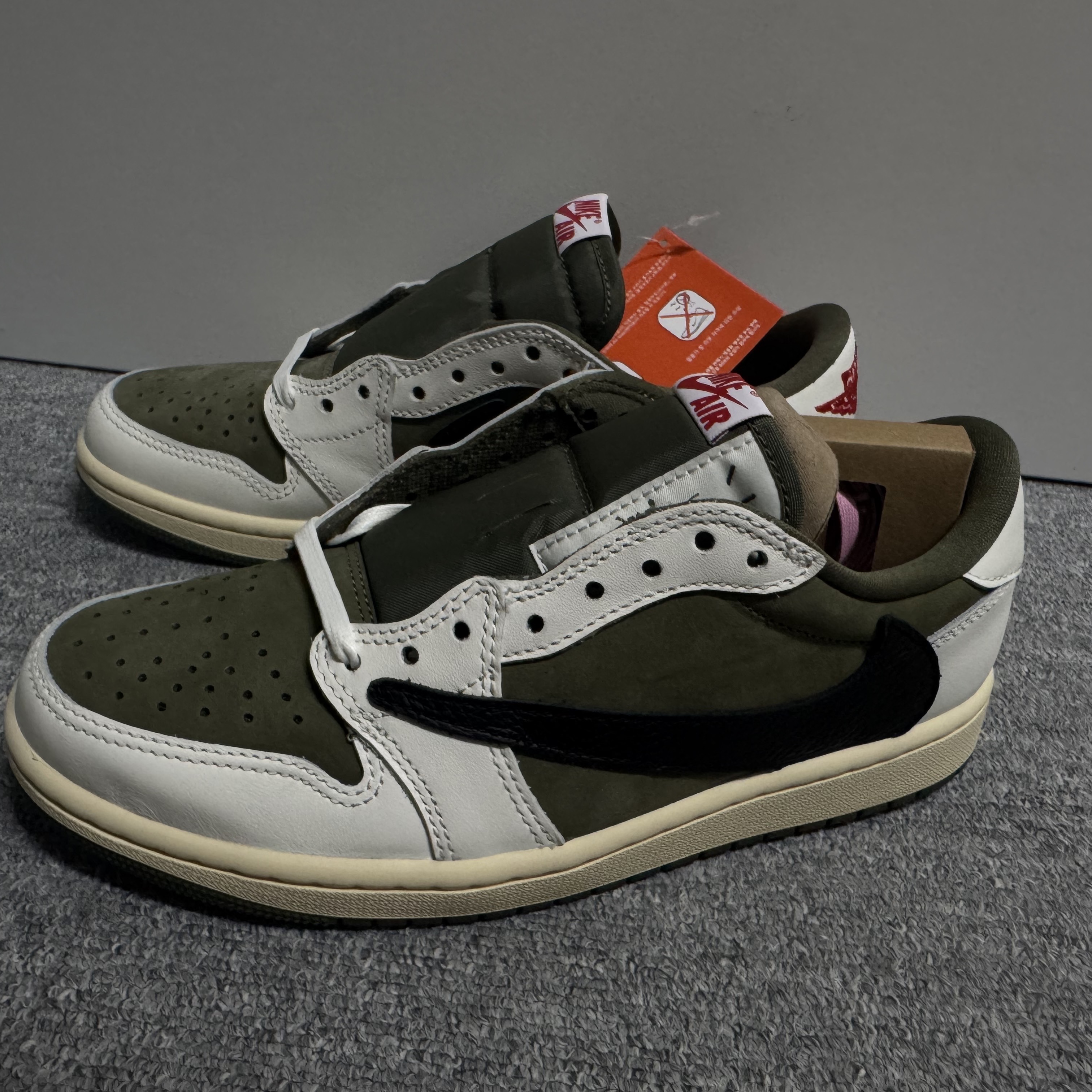 Jordan 1 x Travis Scott Retro Low OG SP Reverse Olive 착용 스타일