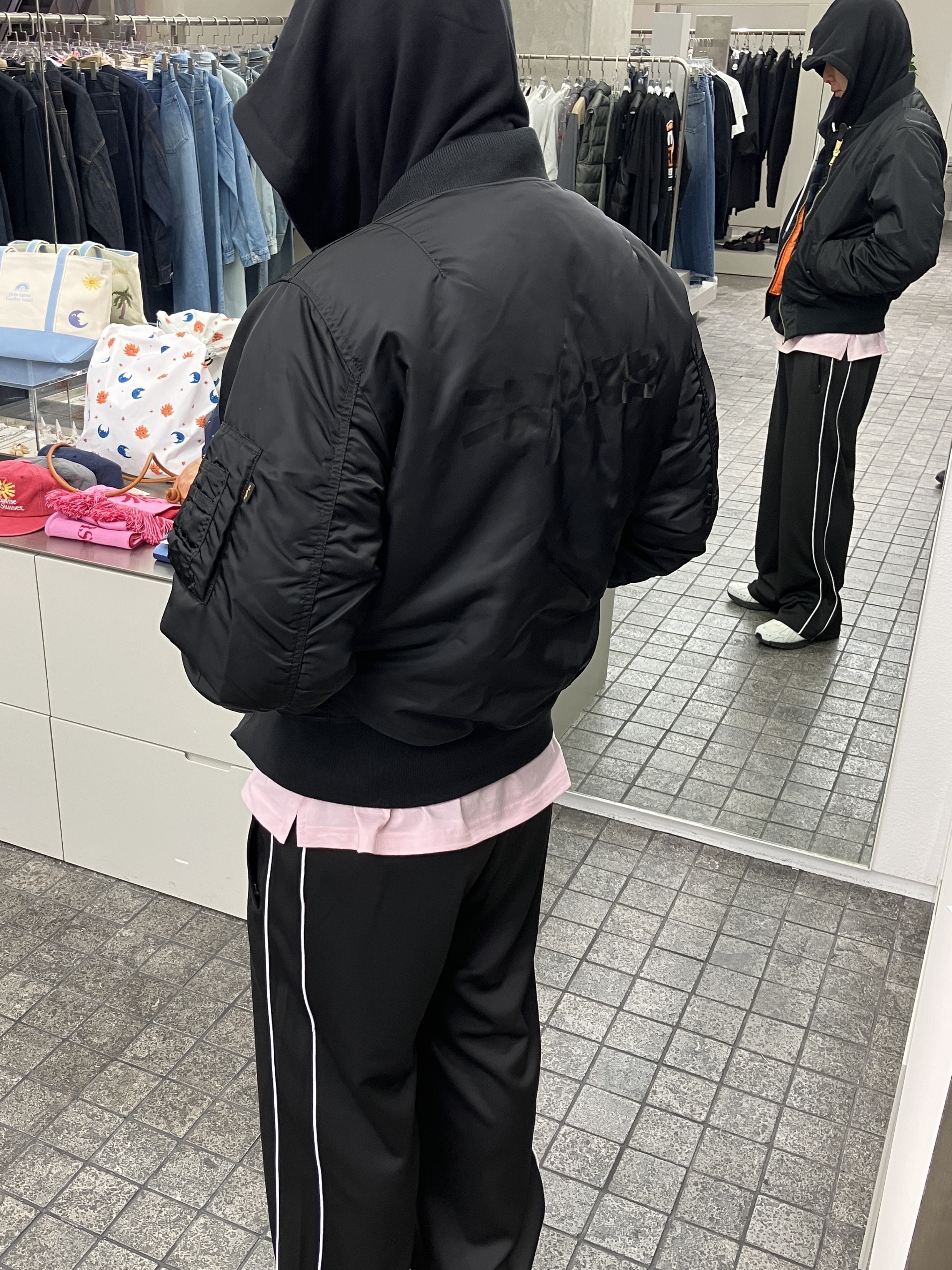 [LE SSERAFIM x Alpha Industries] MA-1 Flight Jacket 착용 스타일 - 2