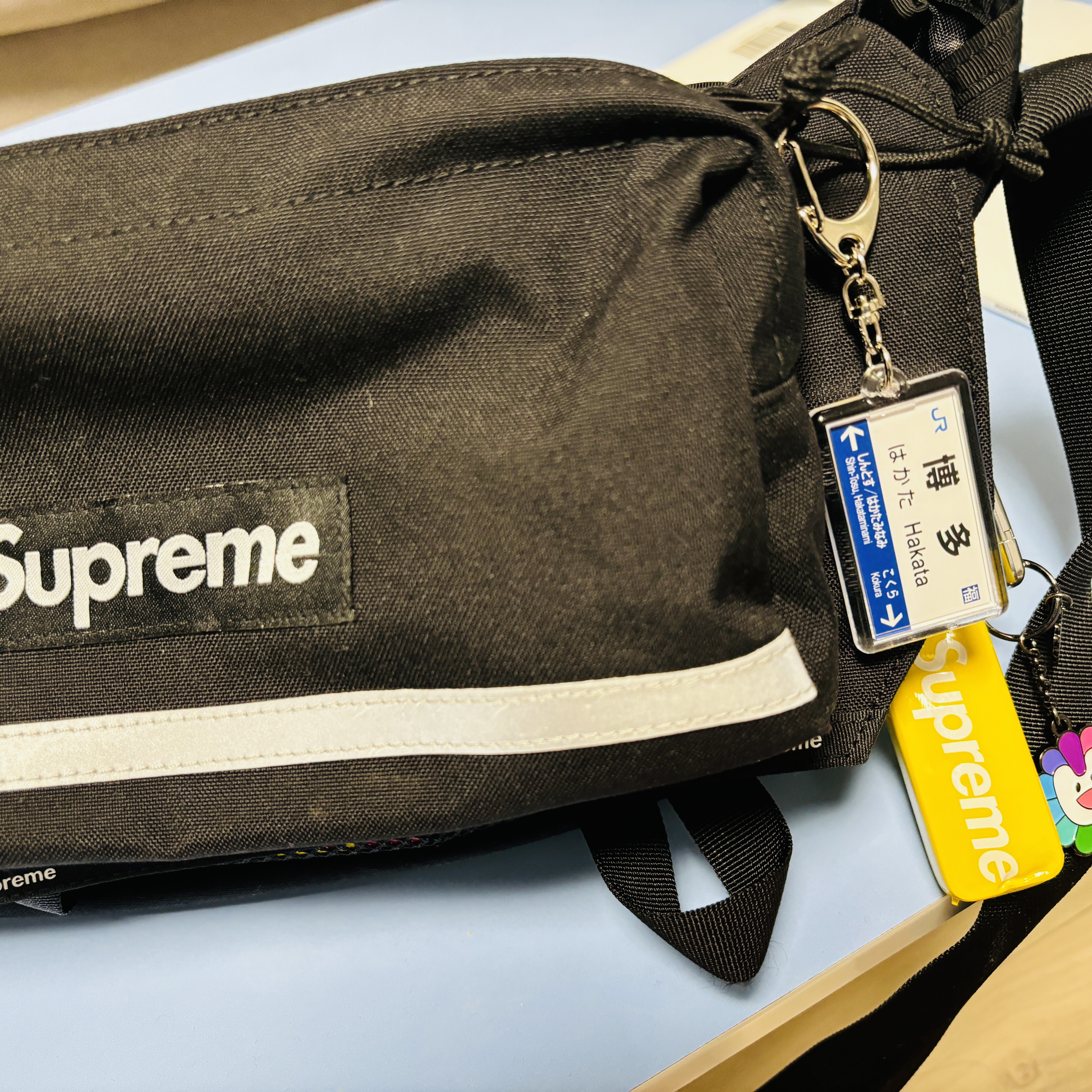 Supreme Messenger Bag Black - 24FW, Supreme Floating Keychain Yellow - 23FW 착용 스타일