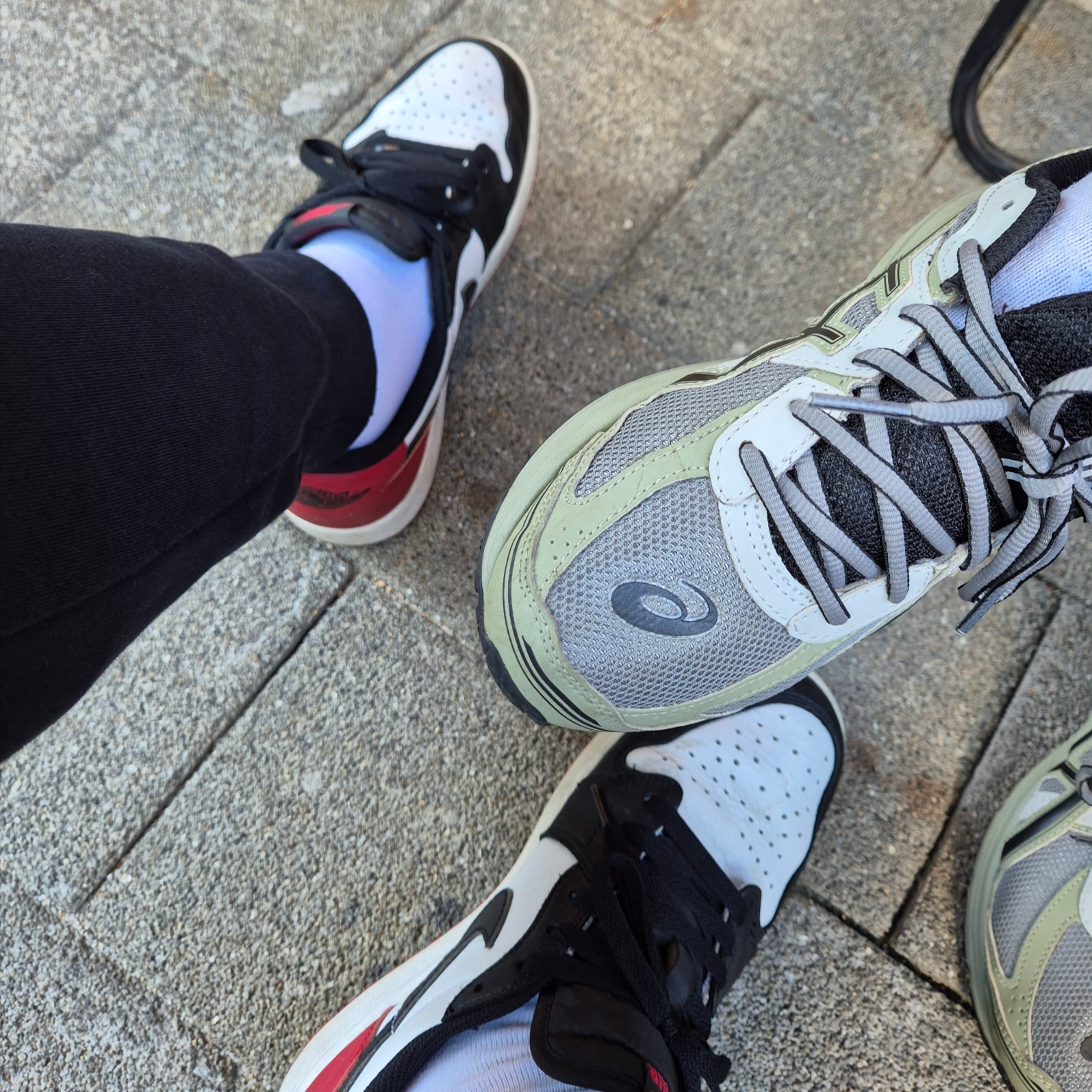 Jordan 1 Retro Low OG Black Toe, Asics Jog 100 S Sheet Rock - 2E Wide 착용 스타일