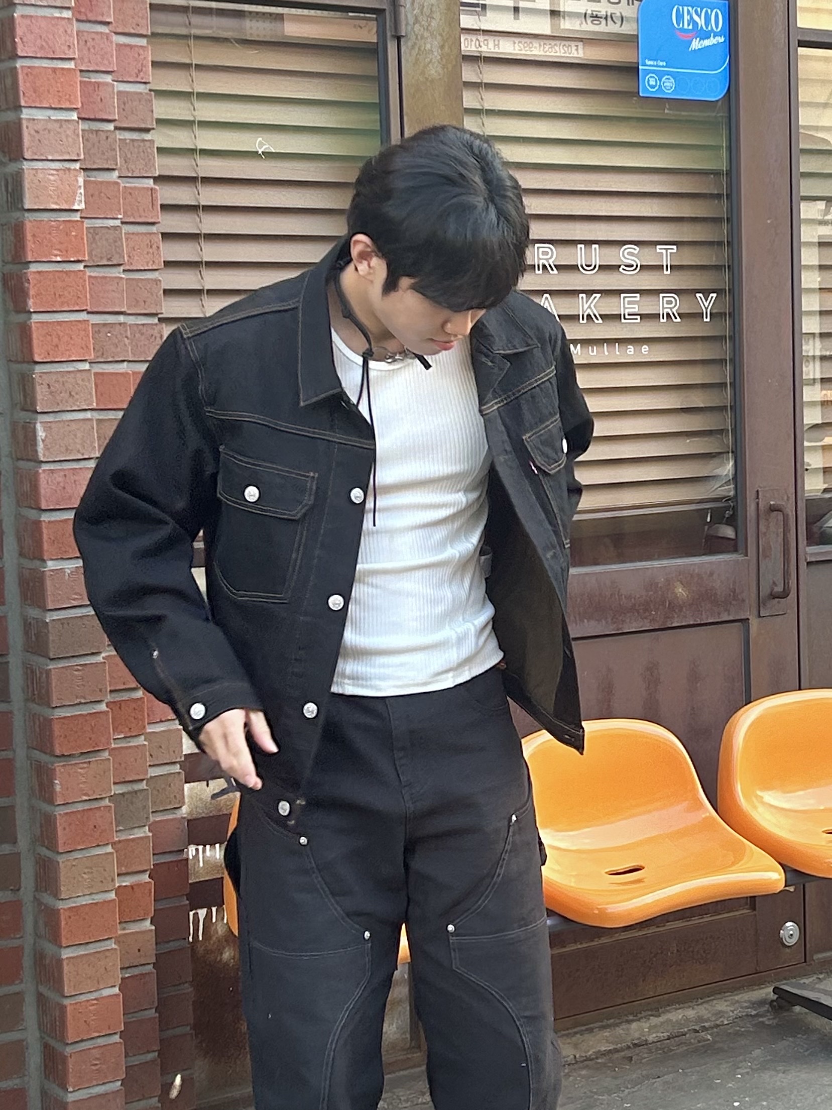 Stussy x Levi's Crispy Rinse Trucker Jacket Black, Nike Air Force 1 '07 Low Triple Black 착용 스타일 - 2