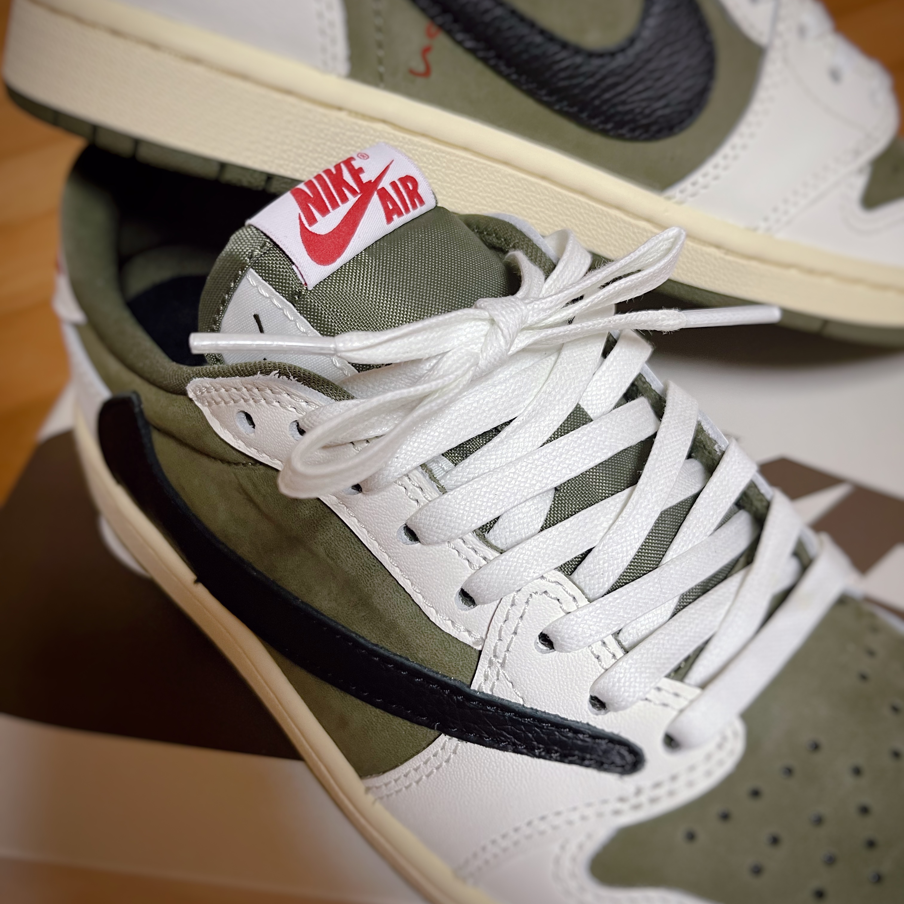 Jordan 1 x Travis Scott Retro Low OG SP Reverse Olive 착용 스타일