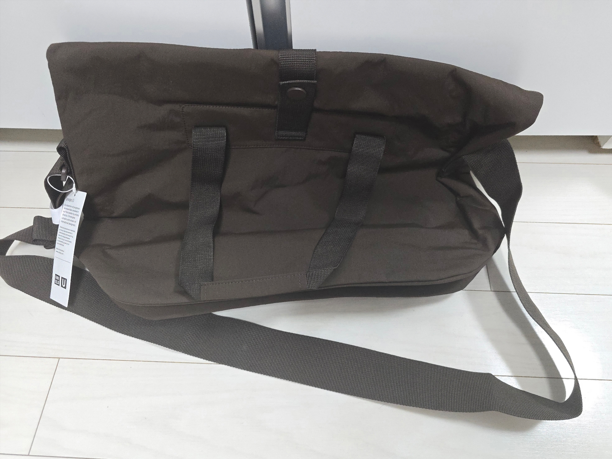 Uniqlo U Roll Bag Dark Brown 착용 스타일