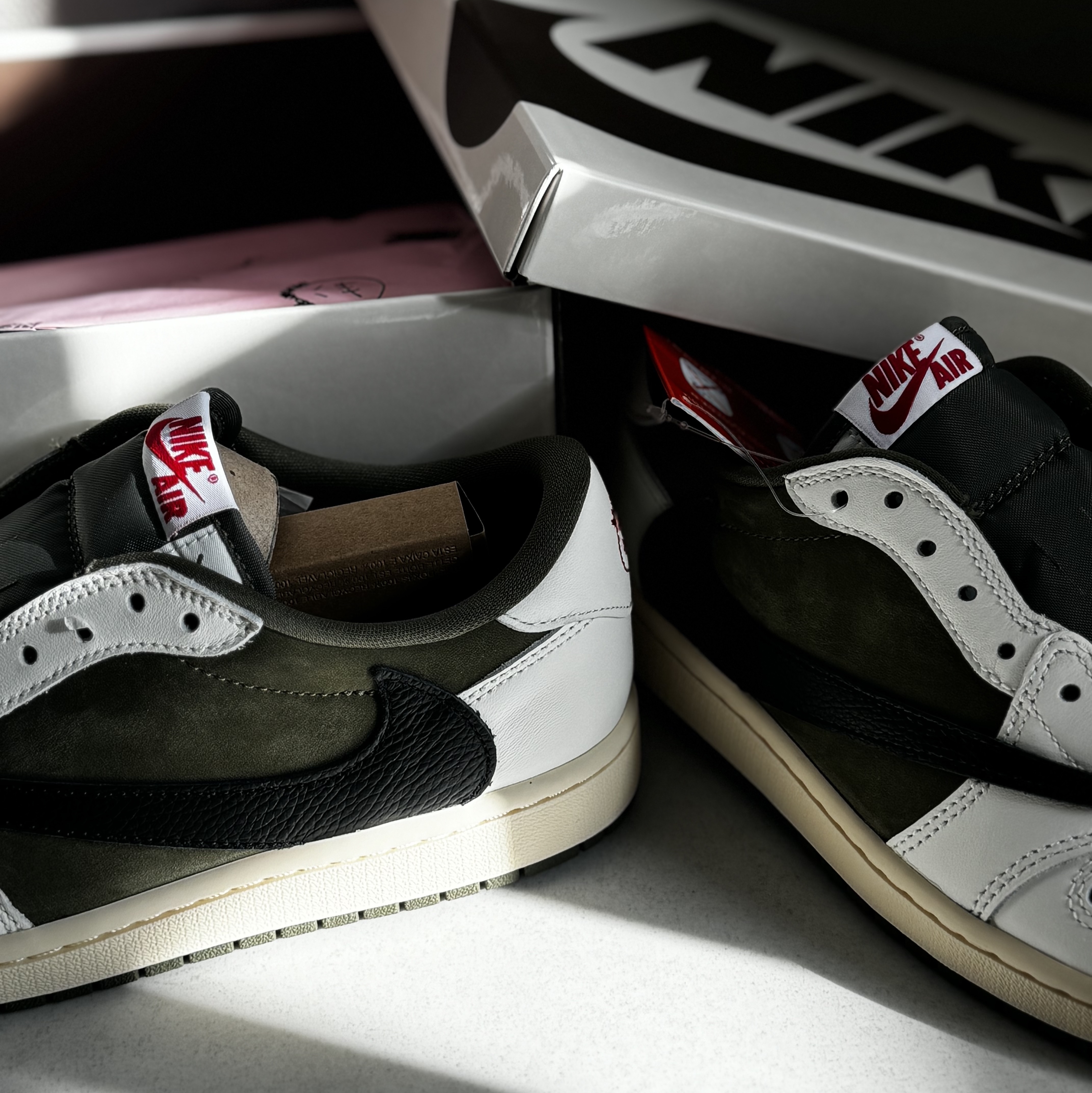 Jordan 1 x Travis Scott Retro Low OG SP Reverse Olive 착용 스타일 - 3