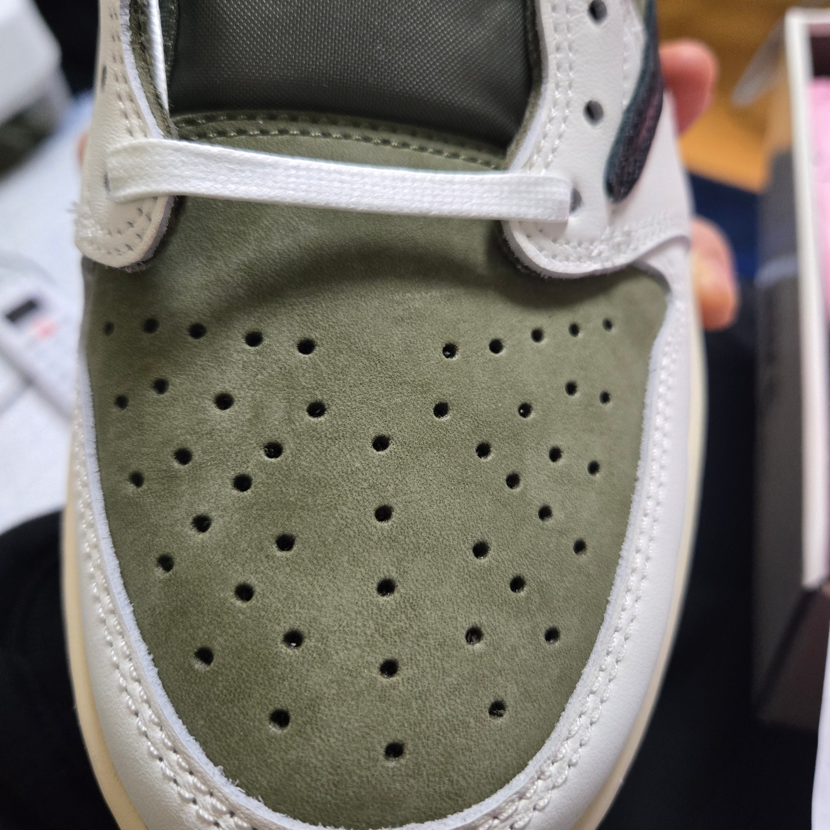 Jordan 1 x Travis Scott Retro Low OG SP Reverse Olive 착용 스타일 - 1