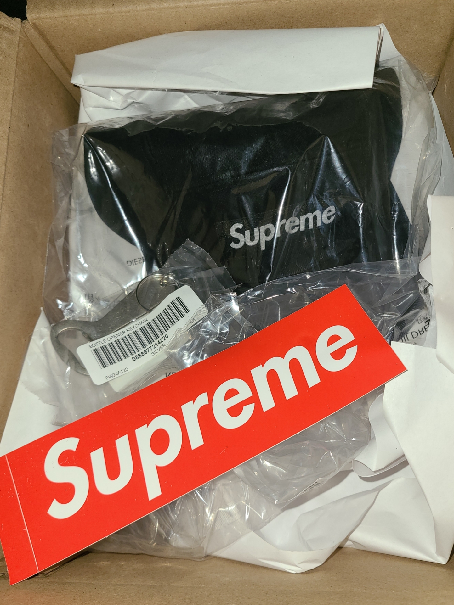 Supreme Bottle Opener Keychain Silver - 24FW, Supreme Denim Camp Cap Black - 24FW 착용 스타일