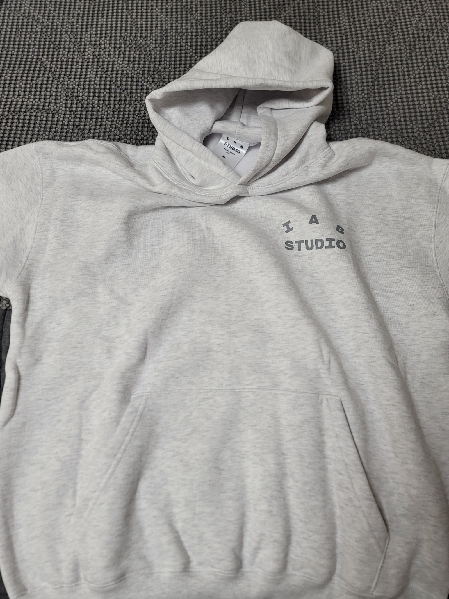 IAB Studio Hoodie Light Gray 착용 스타일 - 1