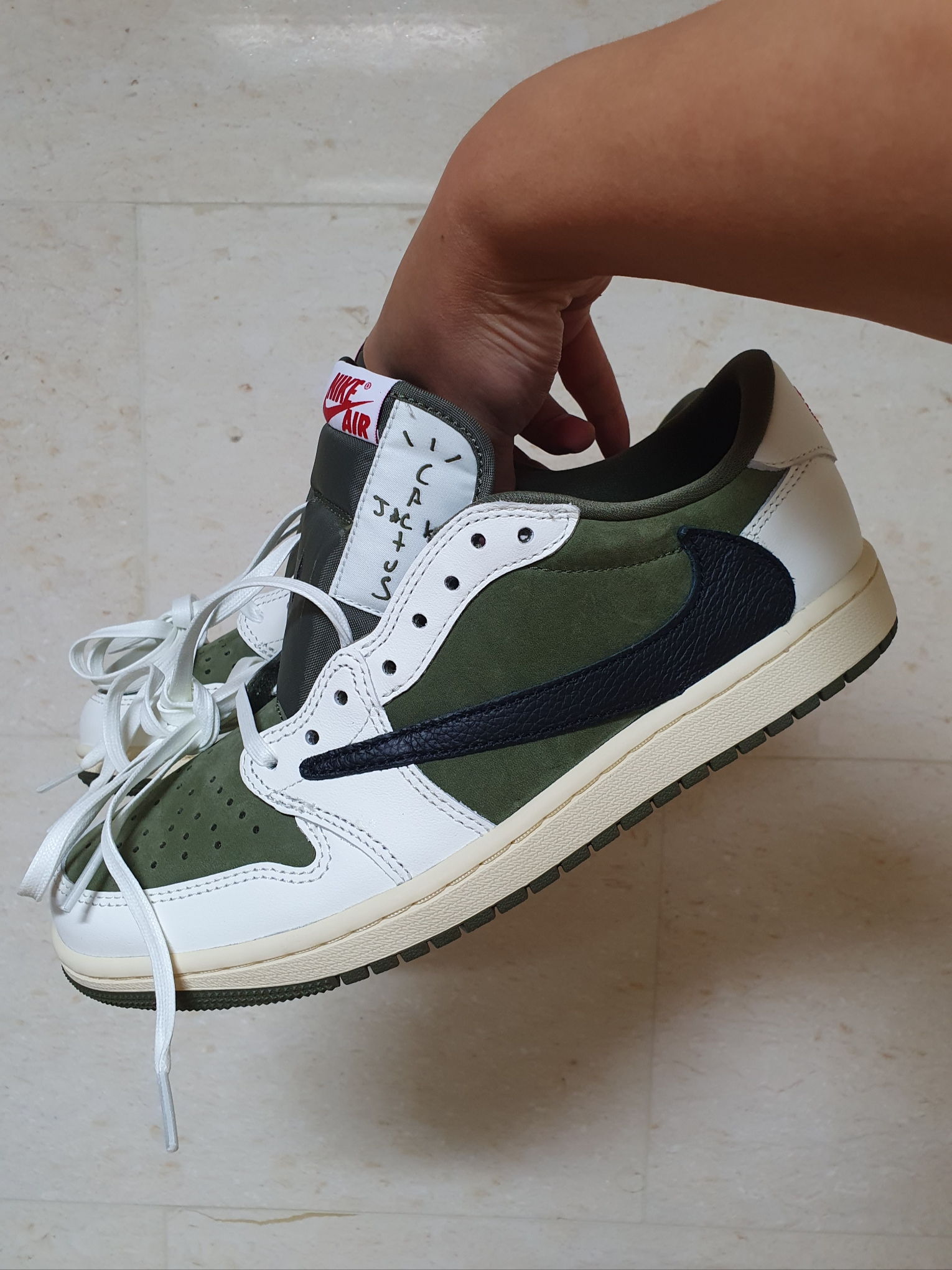 Jordan 1 x Travis Scott Retro Low OG SP Reverse Olive 착용 스타일 - 3