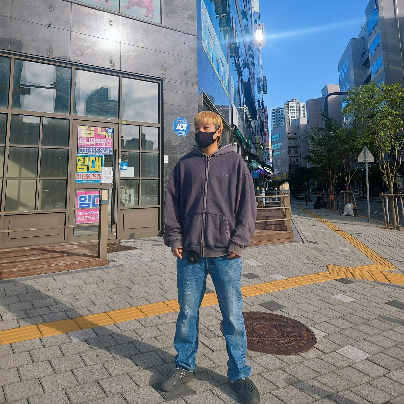 Farfromwhat Far Washed Small Logo Hoodie Zip-Up Navy, Adidas Yeezy Foam RNNR Carbon 착용 스타일 - 2