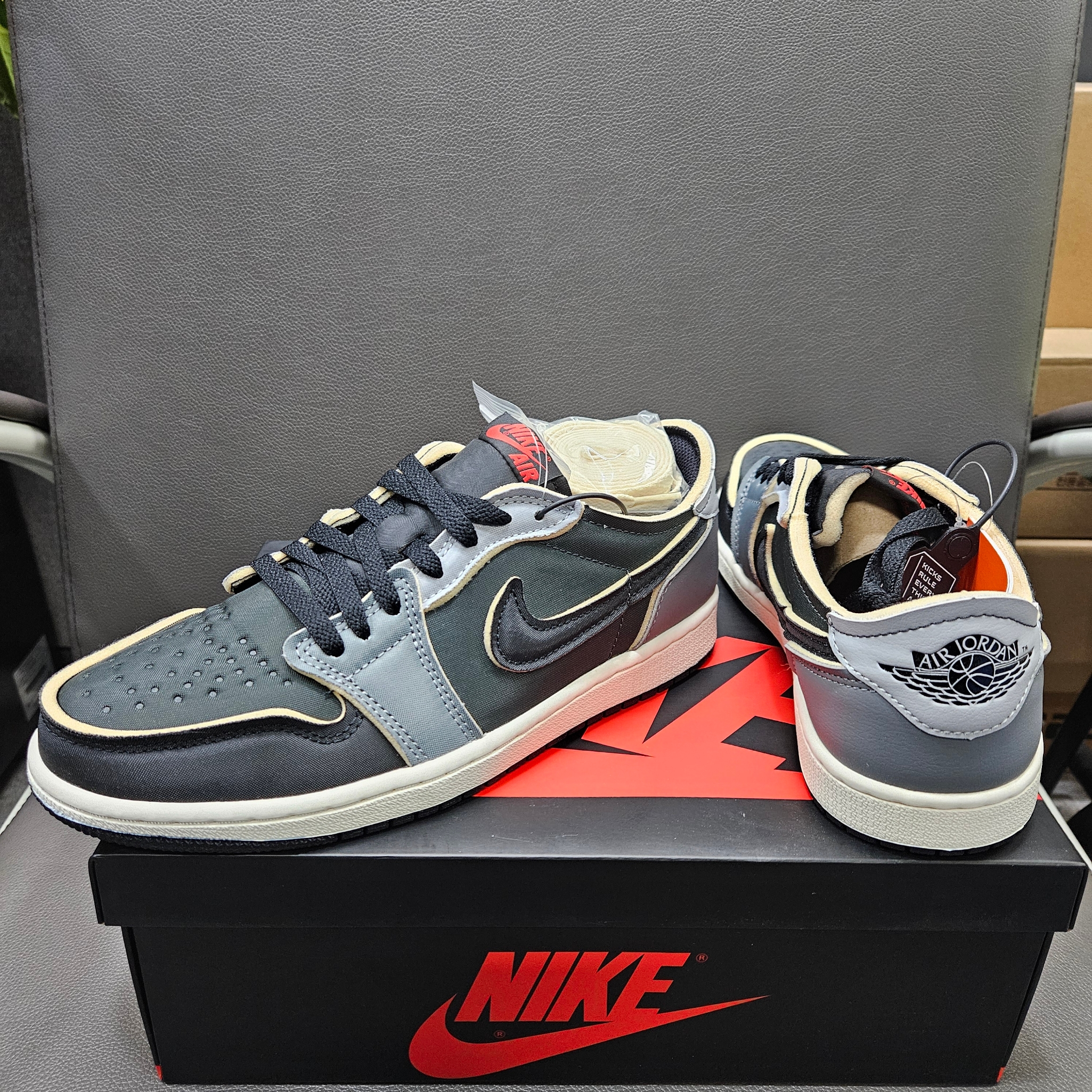 Jordan 1 Retro Low OG EX Black and Smoke Grey 착용 스타일
