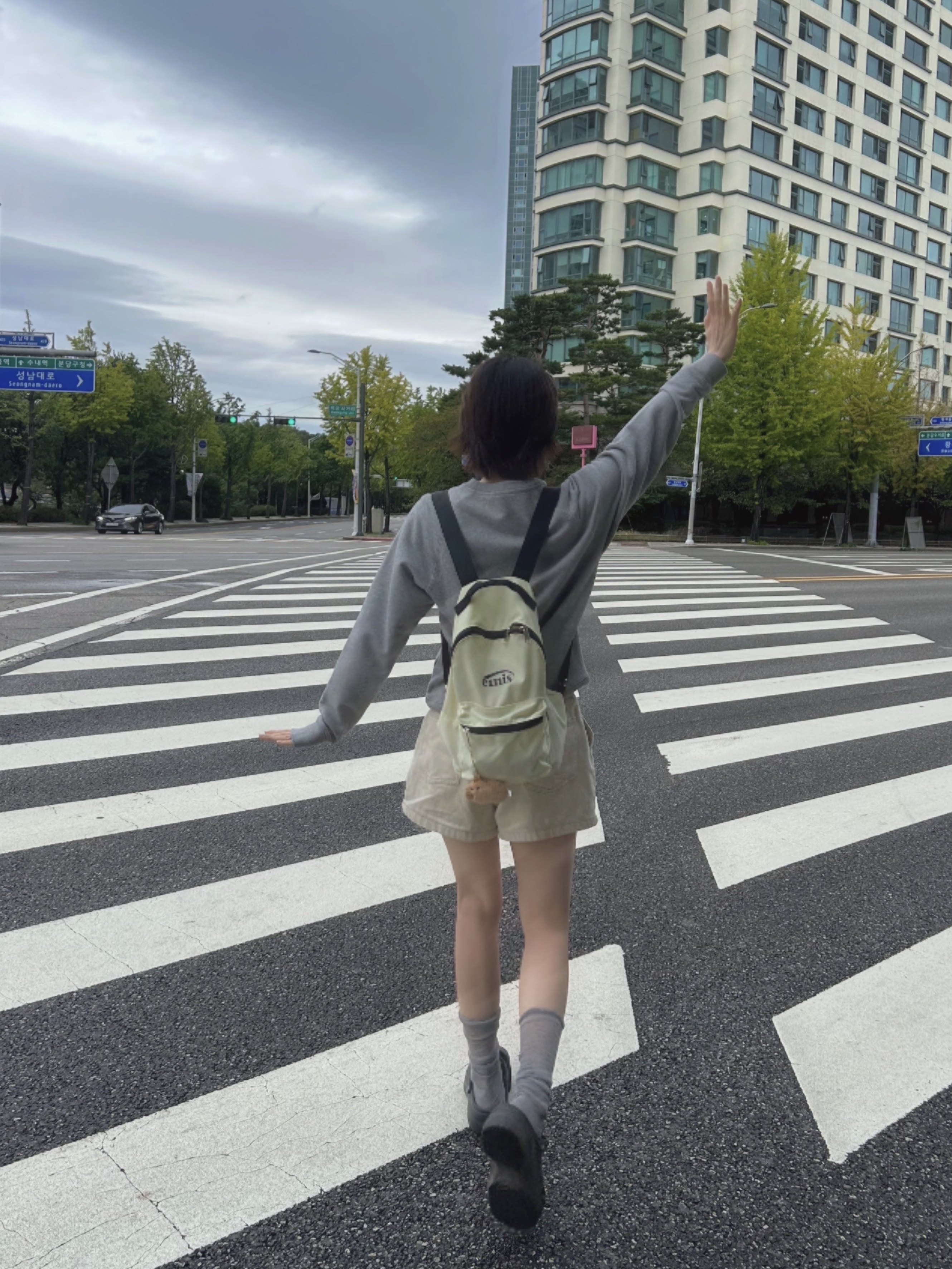 Emis New Logo Mini Backpack Ecru 착용 스타일