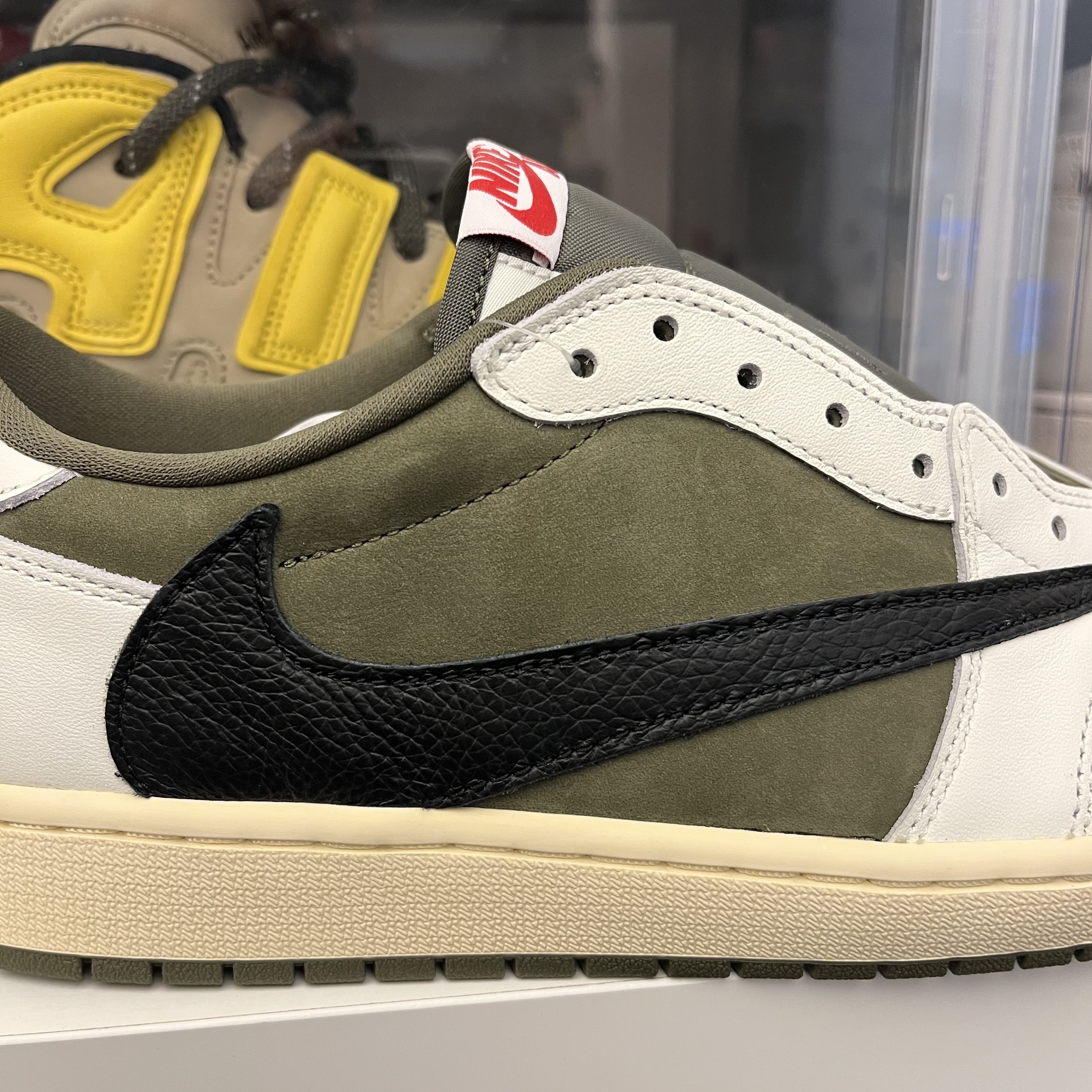 Jordan 1 x Travis Scott Retro Low OG SP Reverse Olive 착용 스타일 - 2