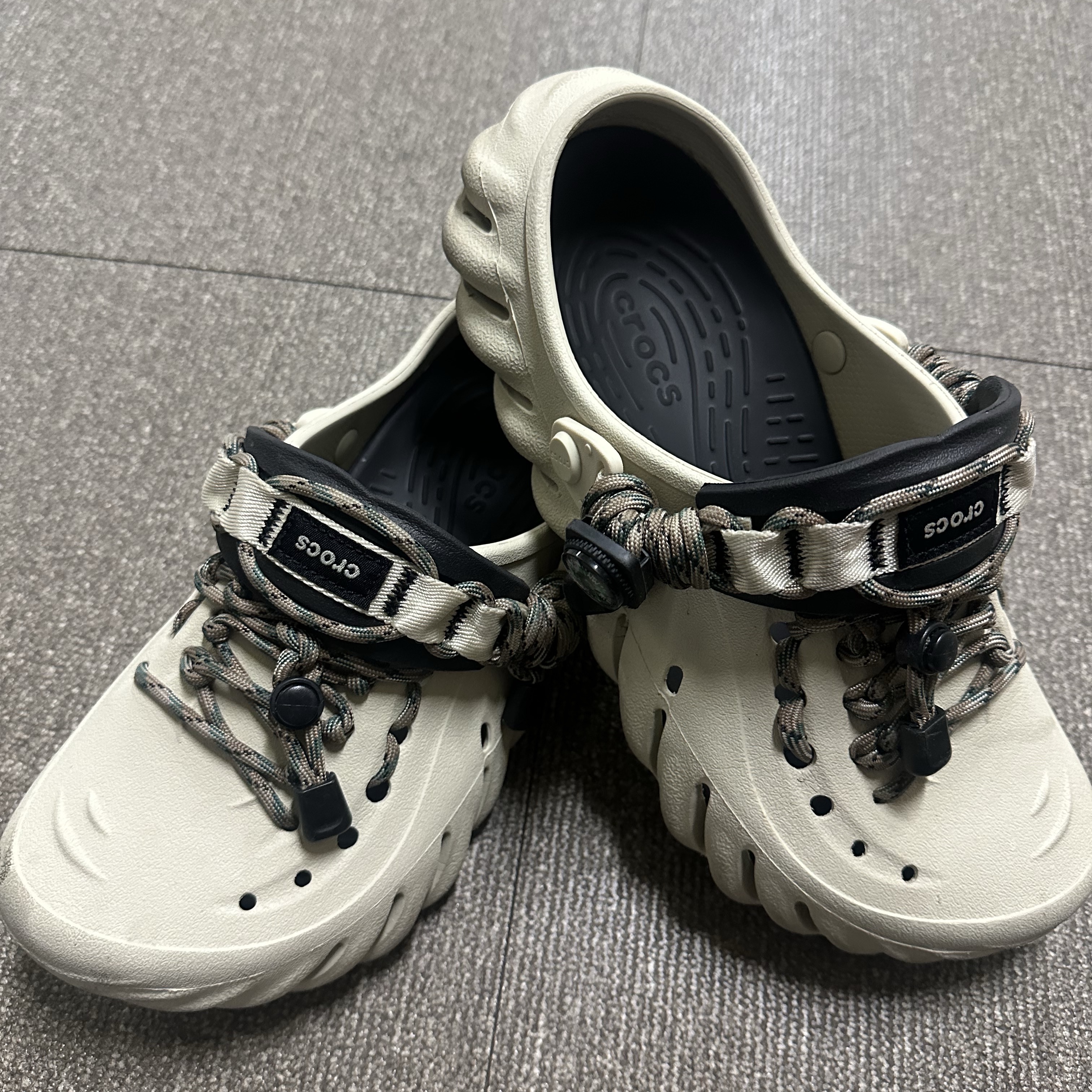 Crocs Echo Clog Bone Black 착용 스타일