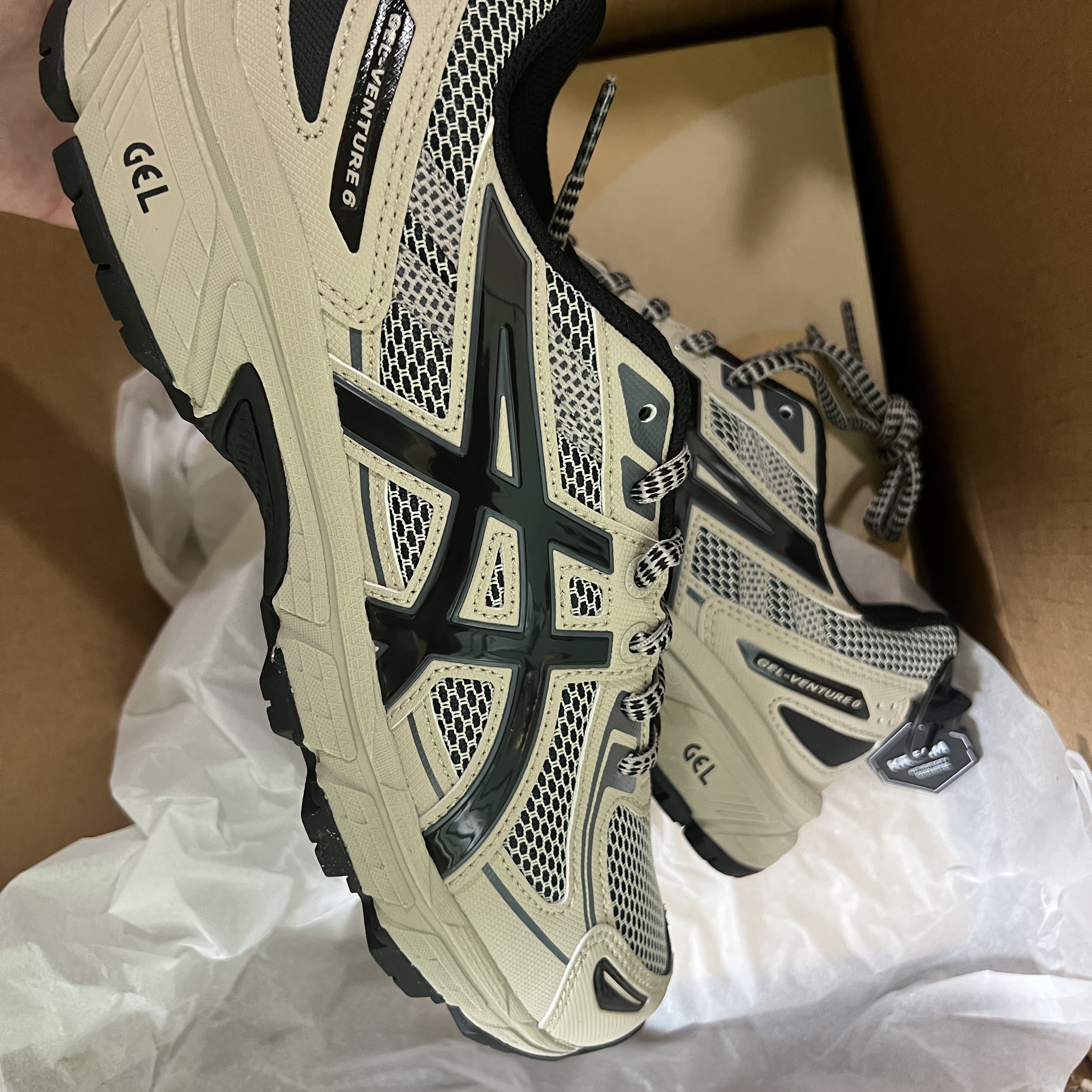 Asics Gel-Venture 6 Feather Grey Black 착용 스타일