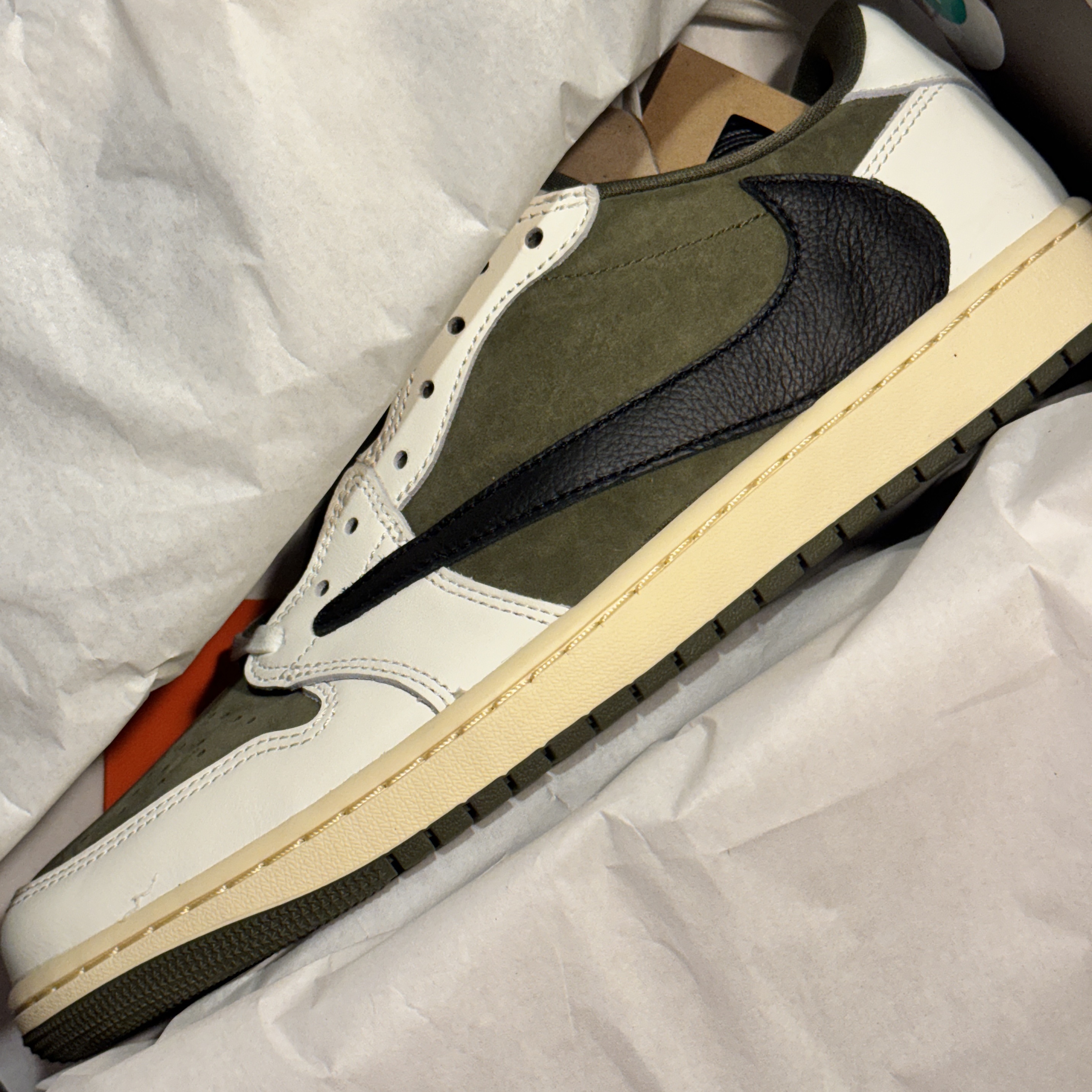 Jordan 1 x Travis Scott Retro Low OG SP Reverse Olive 착용 스타일